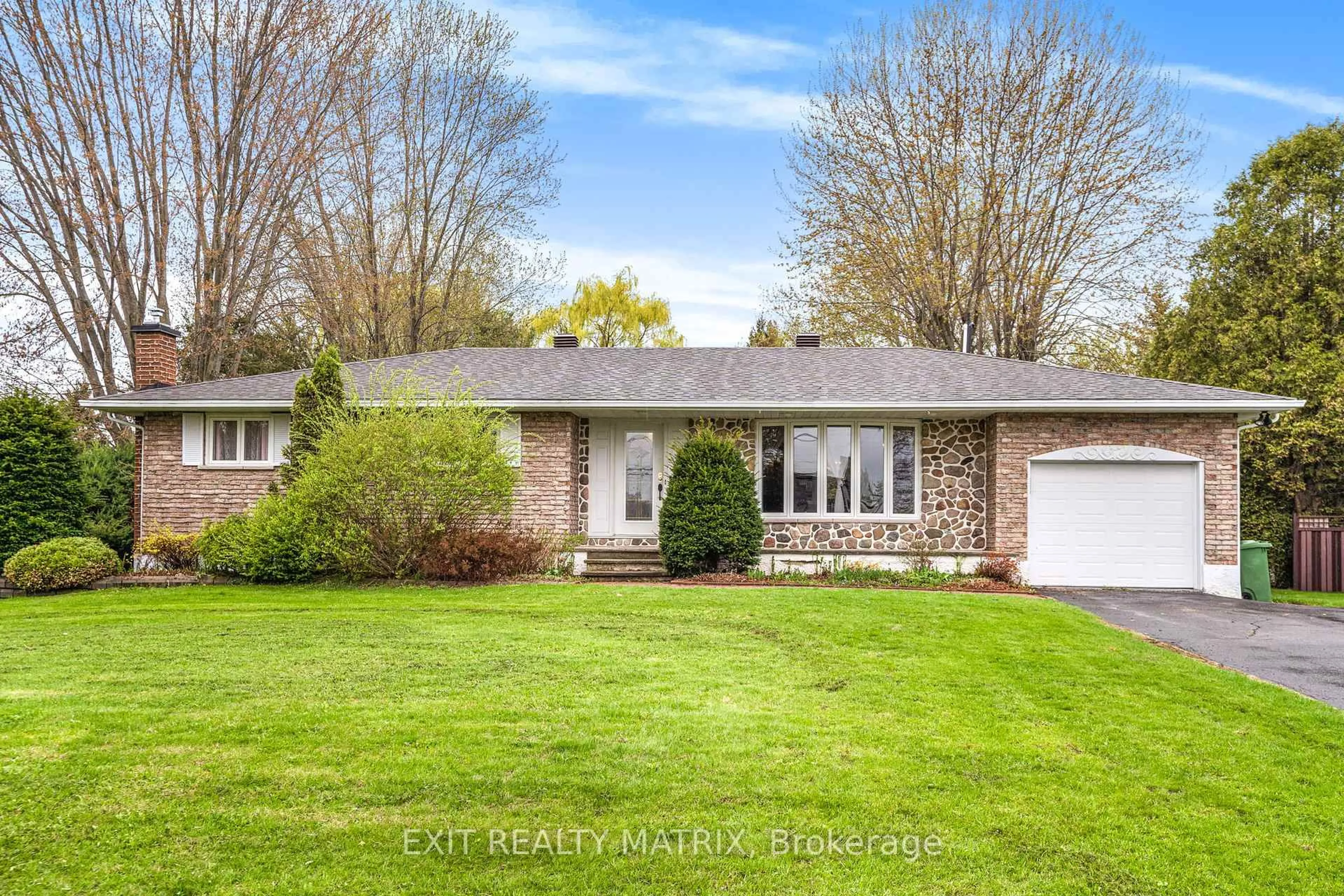 Home with brick exterior material, street for 31 Front Rd, Hawkesbury Ontario K0B 1K0
