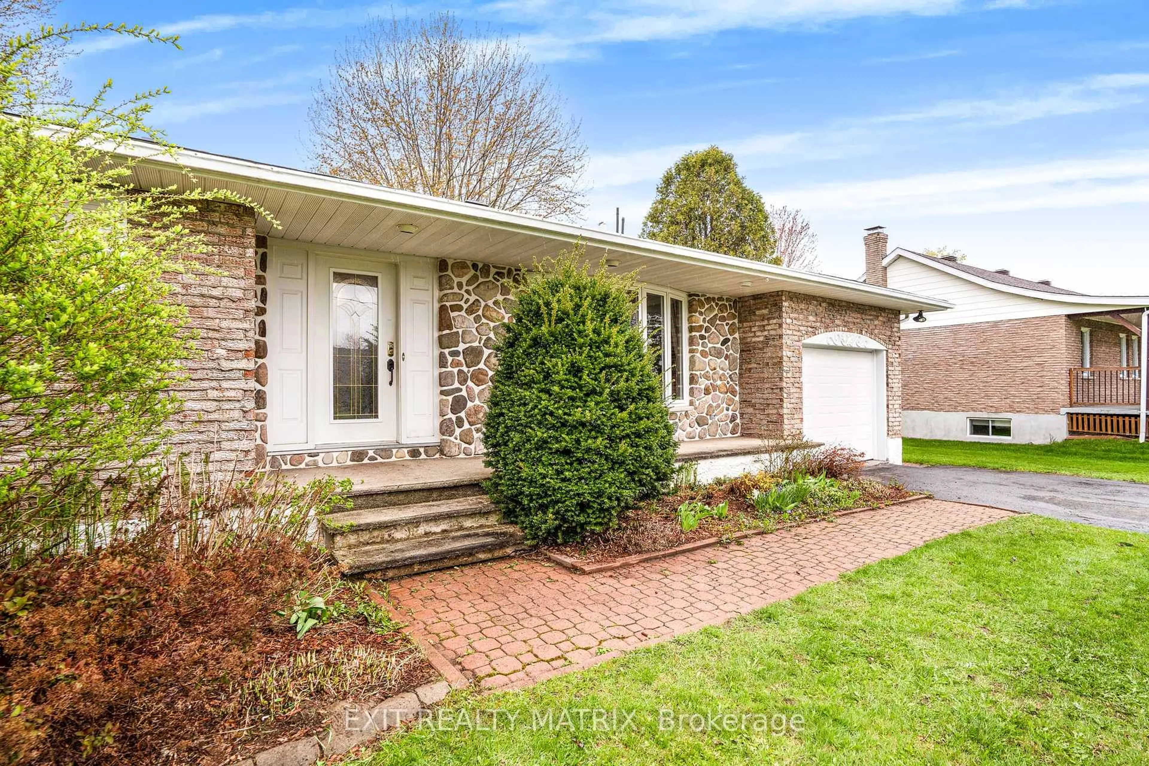 Home with brick exterior material, street for 31 Front Rd, Hawkesbury Ontario K0B 1K0