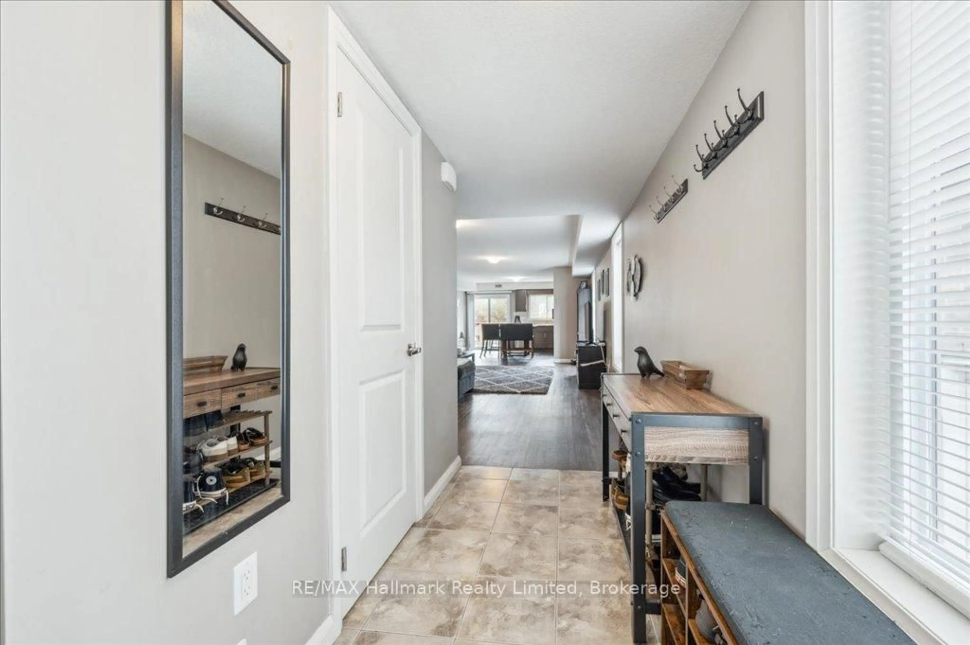 Indoor entryway for 399 Greenfield Ave, Kitchener Ontario N2C 1E6