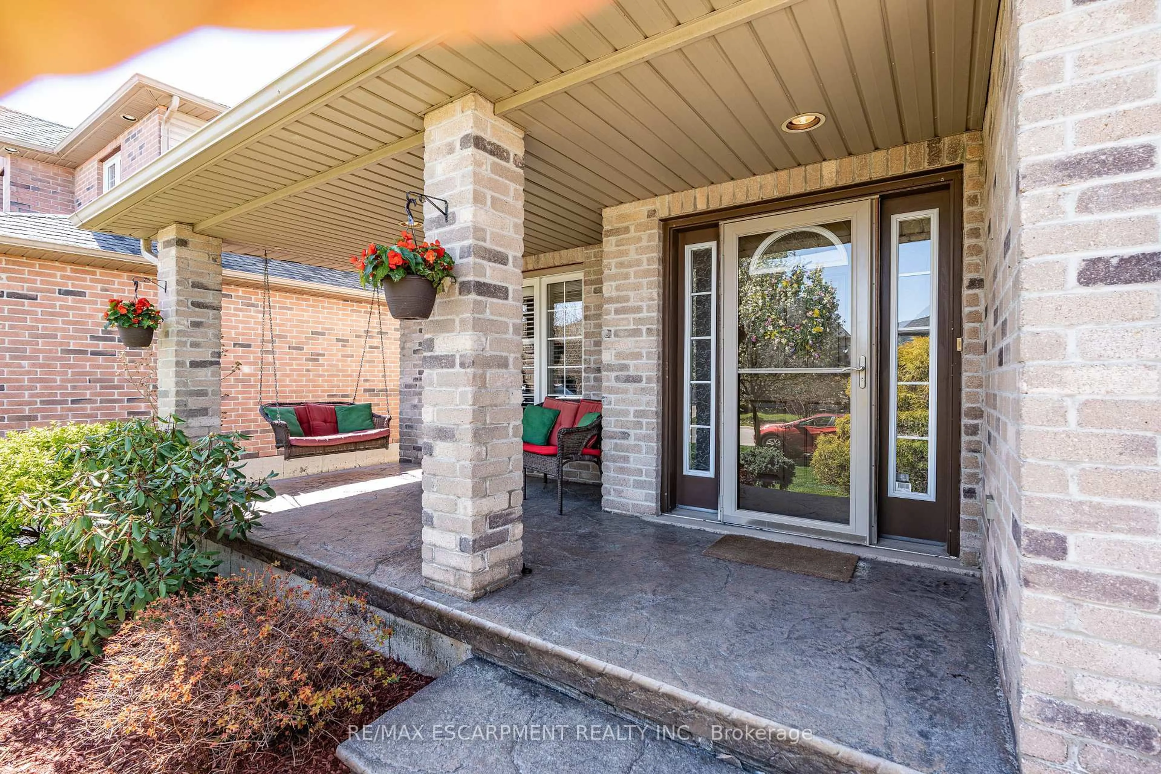 Indoor entryway for 28 Edgecroft Cres, Hamilton Ontario L8J 3Y6