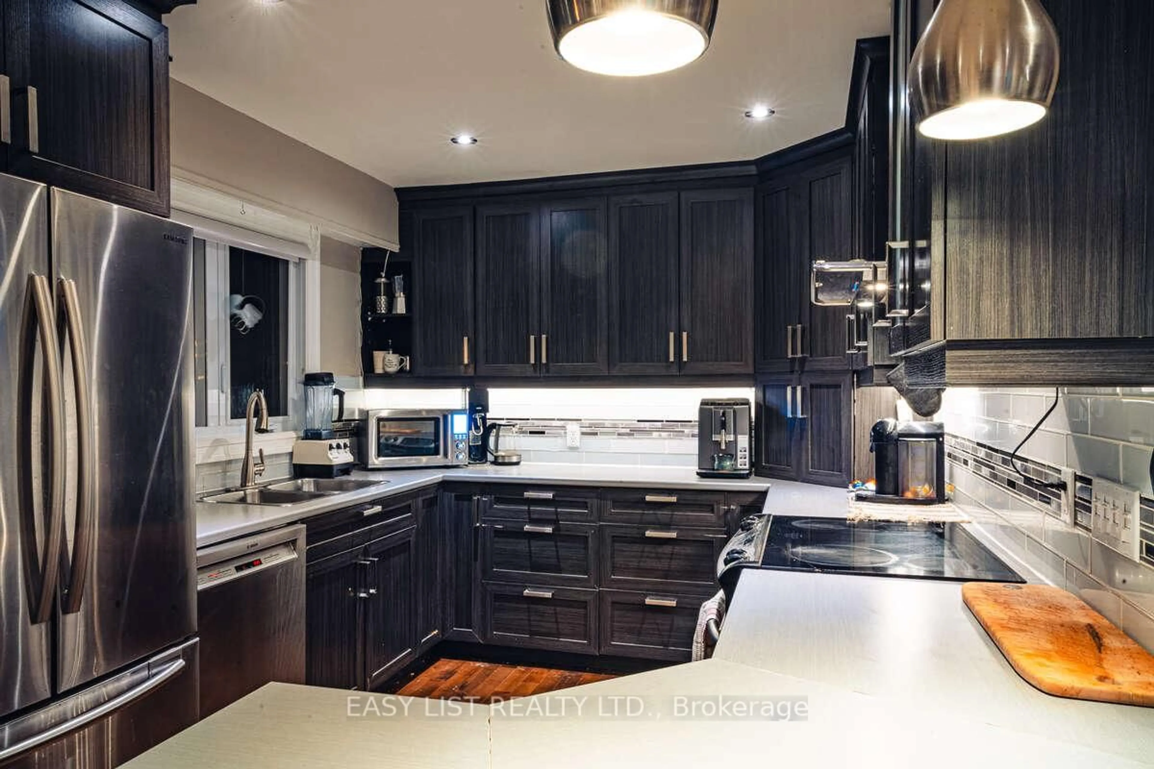 Contemporary kitchen, ceramic/tile floor for 1119 St Jacques St, Clarence-Rockland Ontario K4K 1B4