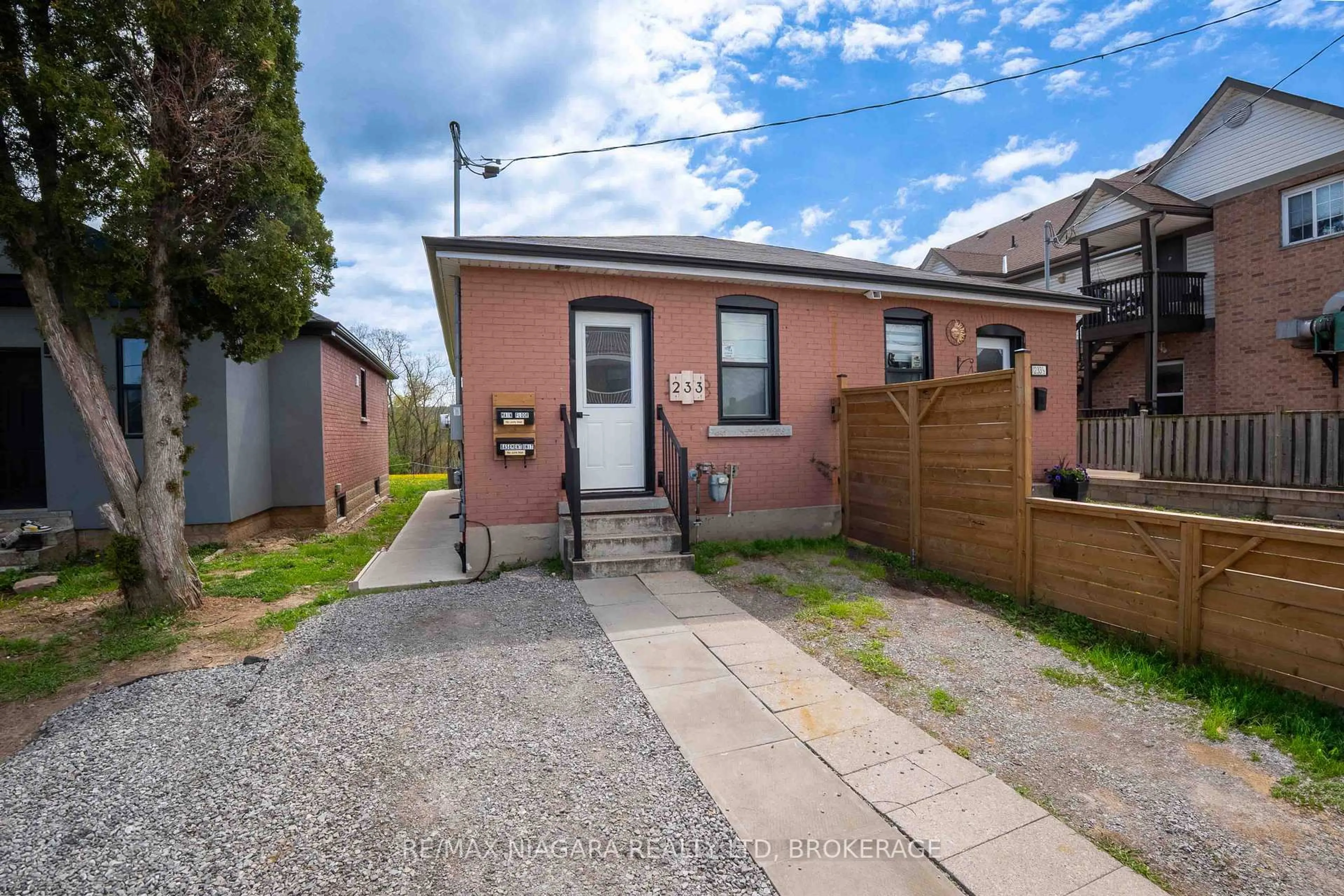 A pic from outside/outdoor area/front of a property/back of a property/a pic from drone, street for 233 PELHAM Rd, St. Catharines Ontario L2S 1W8