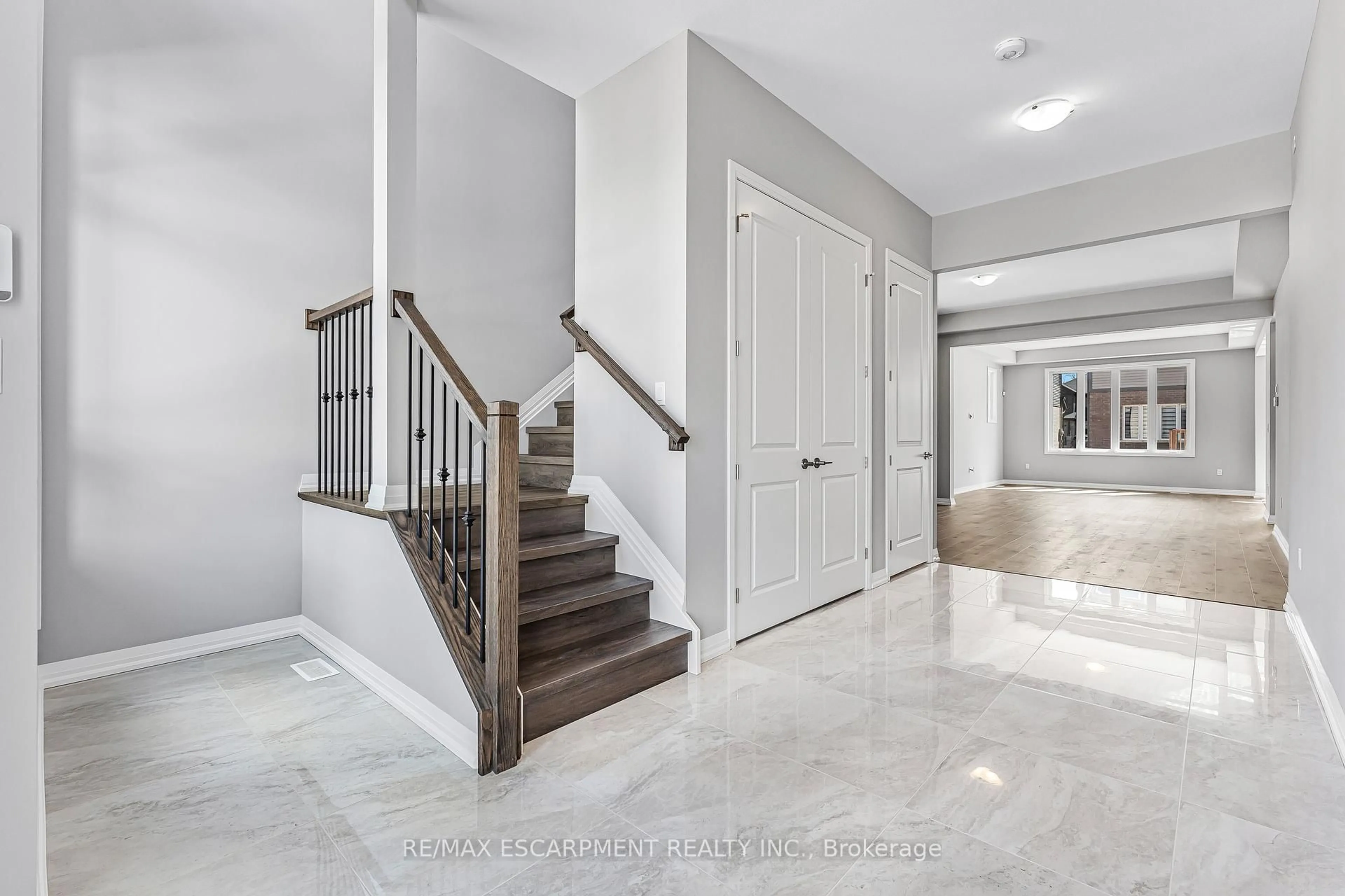 Indoor entryway for 90 ACACIA Rd, Pelham Ontario L0S 1E6