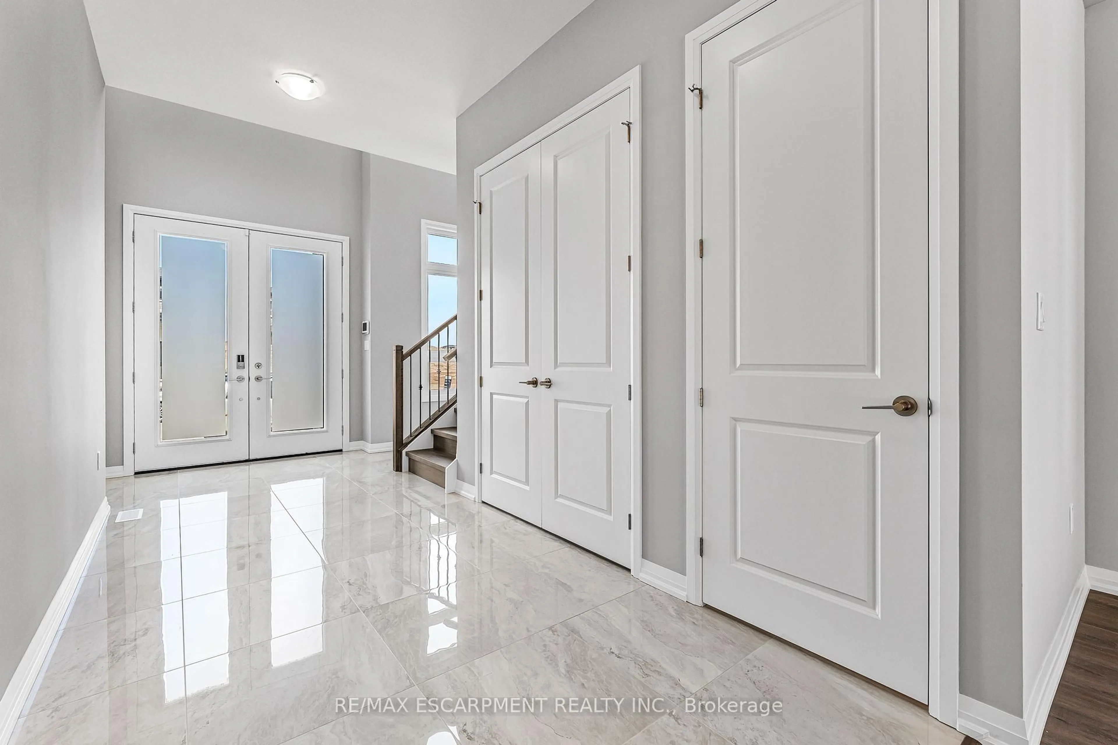 Indoor entryway for 90 ACACIA Rd, Pelham Ontario L0S 1E6