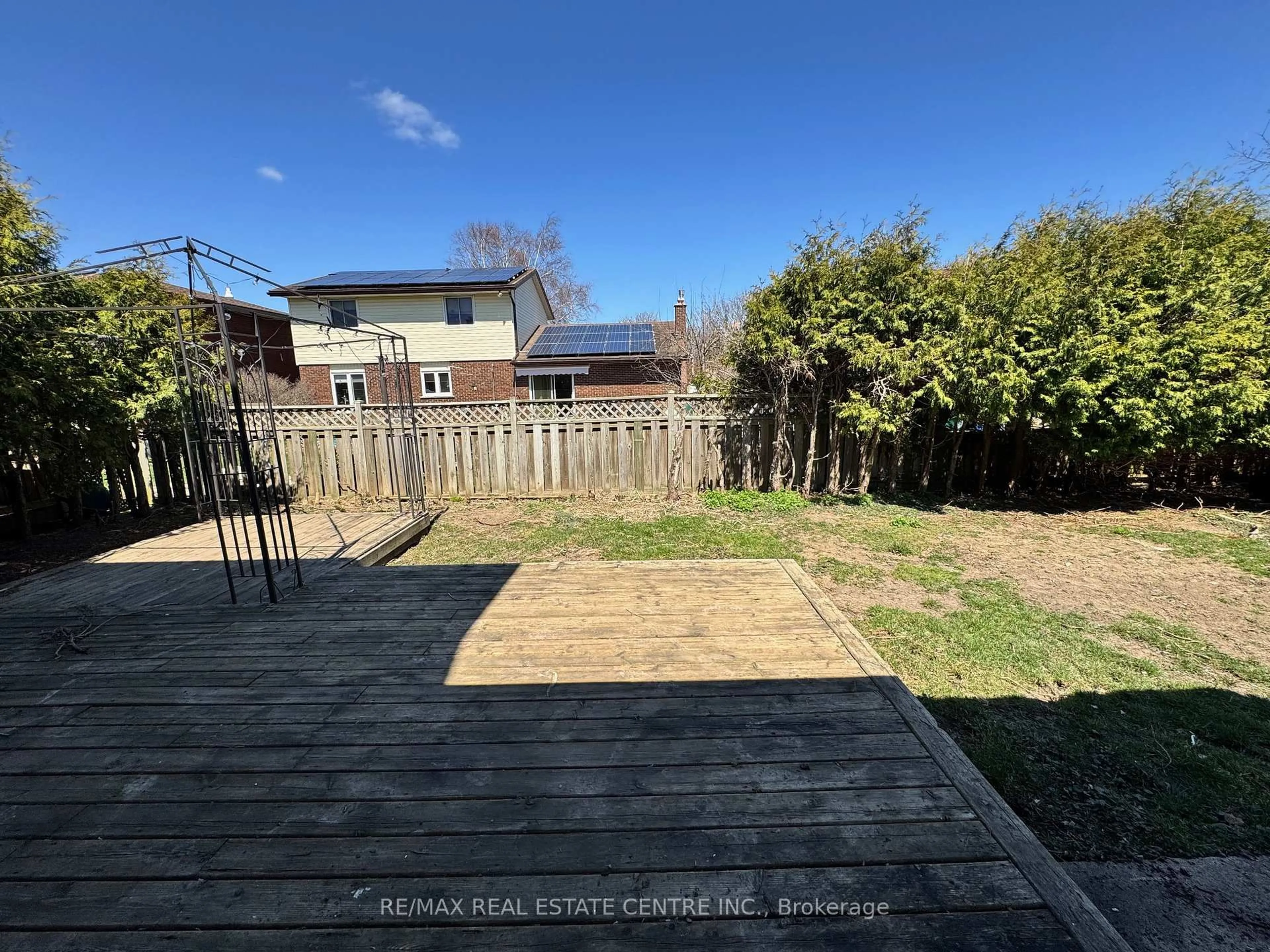 A pic from outside/outdoor area/front of a property/back of a property/a pic from drone, unknown for 26 Polley Pl, Stratford Ontario N4Z 1C9