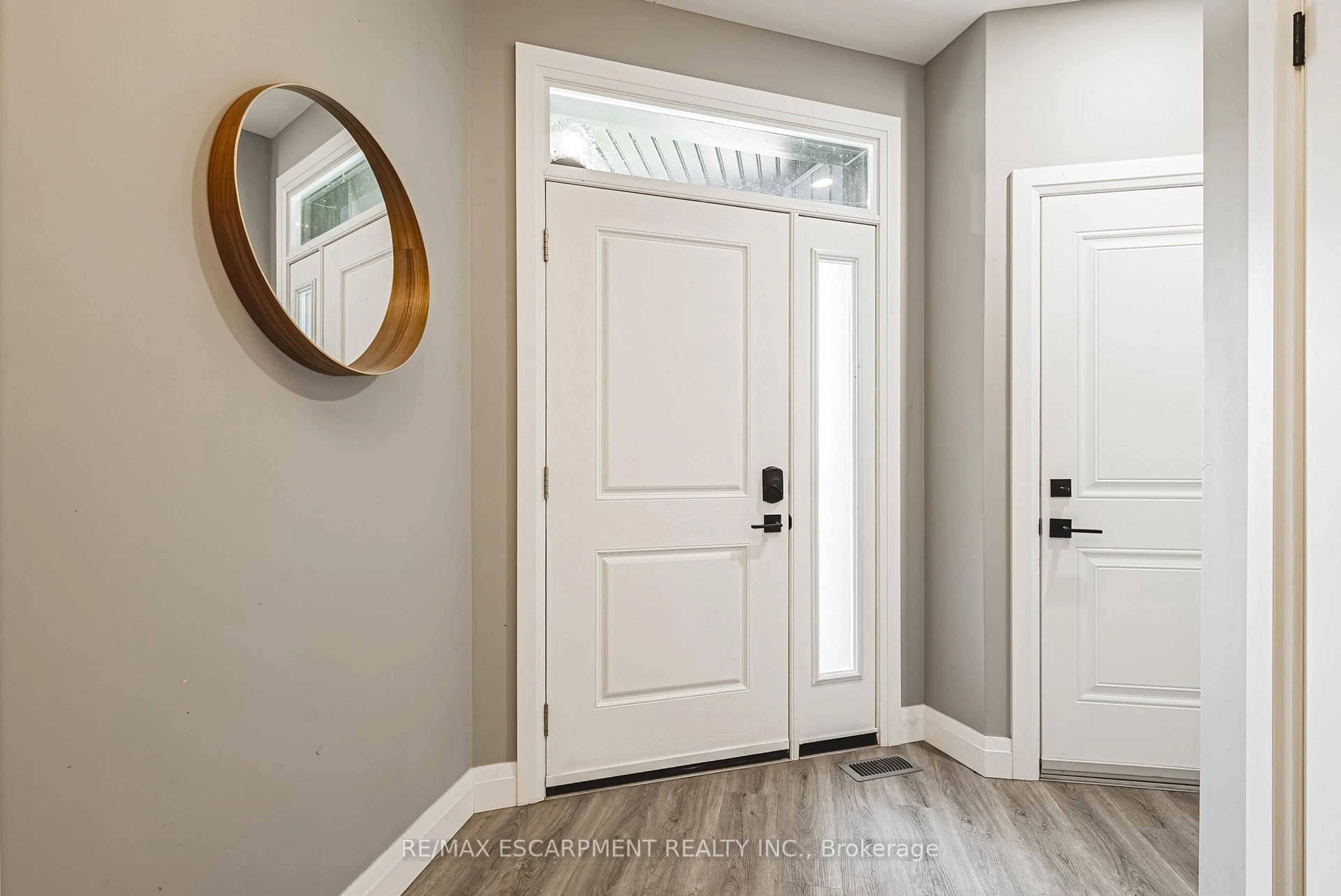 Indoor entryway for 1053 BAY St, Norfolk Ontario N0E 1M0