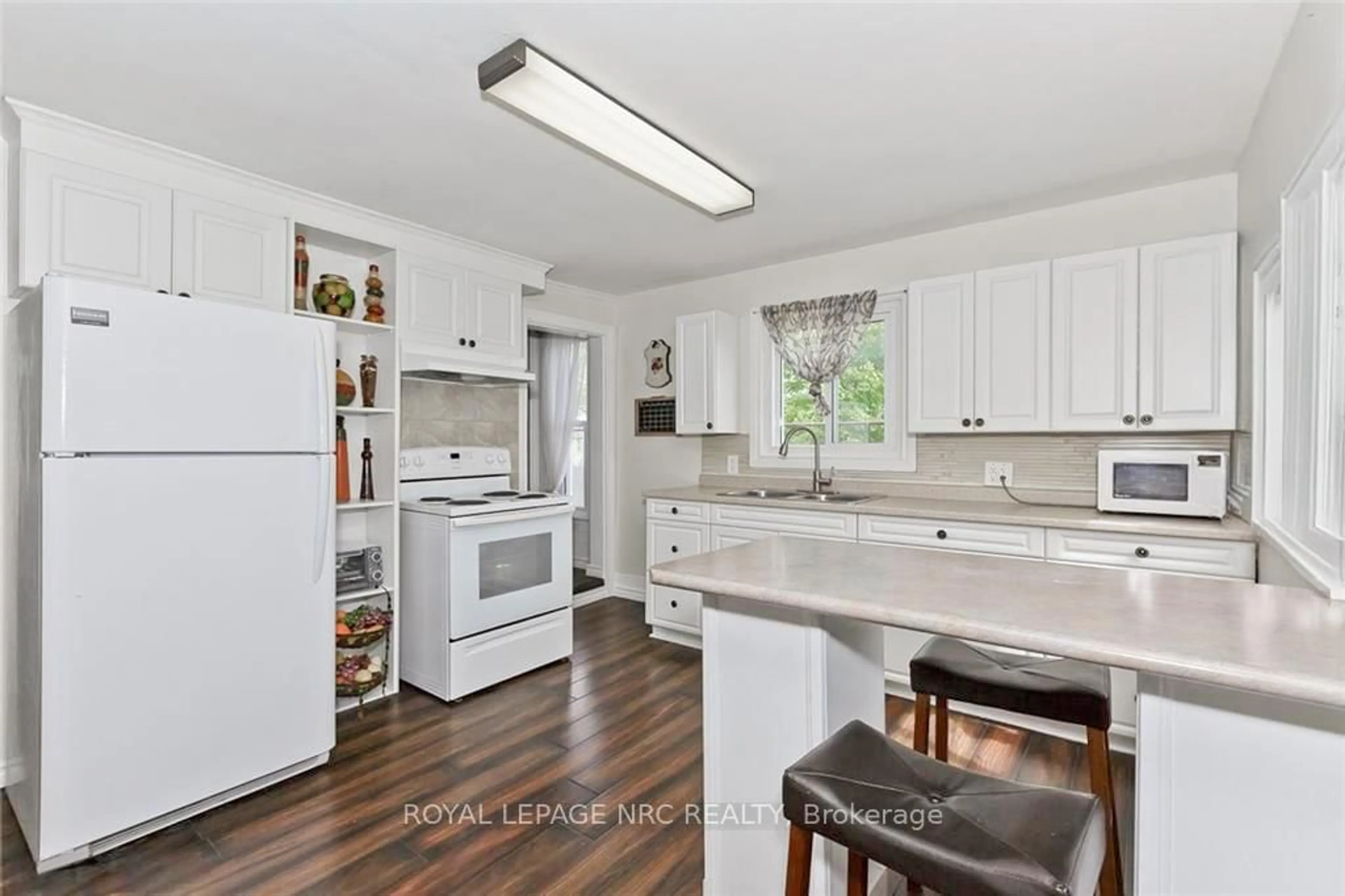 Open concept kitchen, unknown for 144 Burgar St #., Welland Ontario L3B 2S8