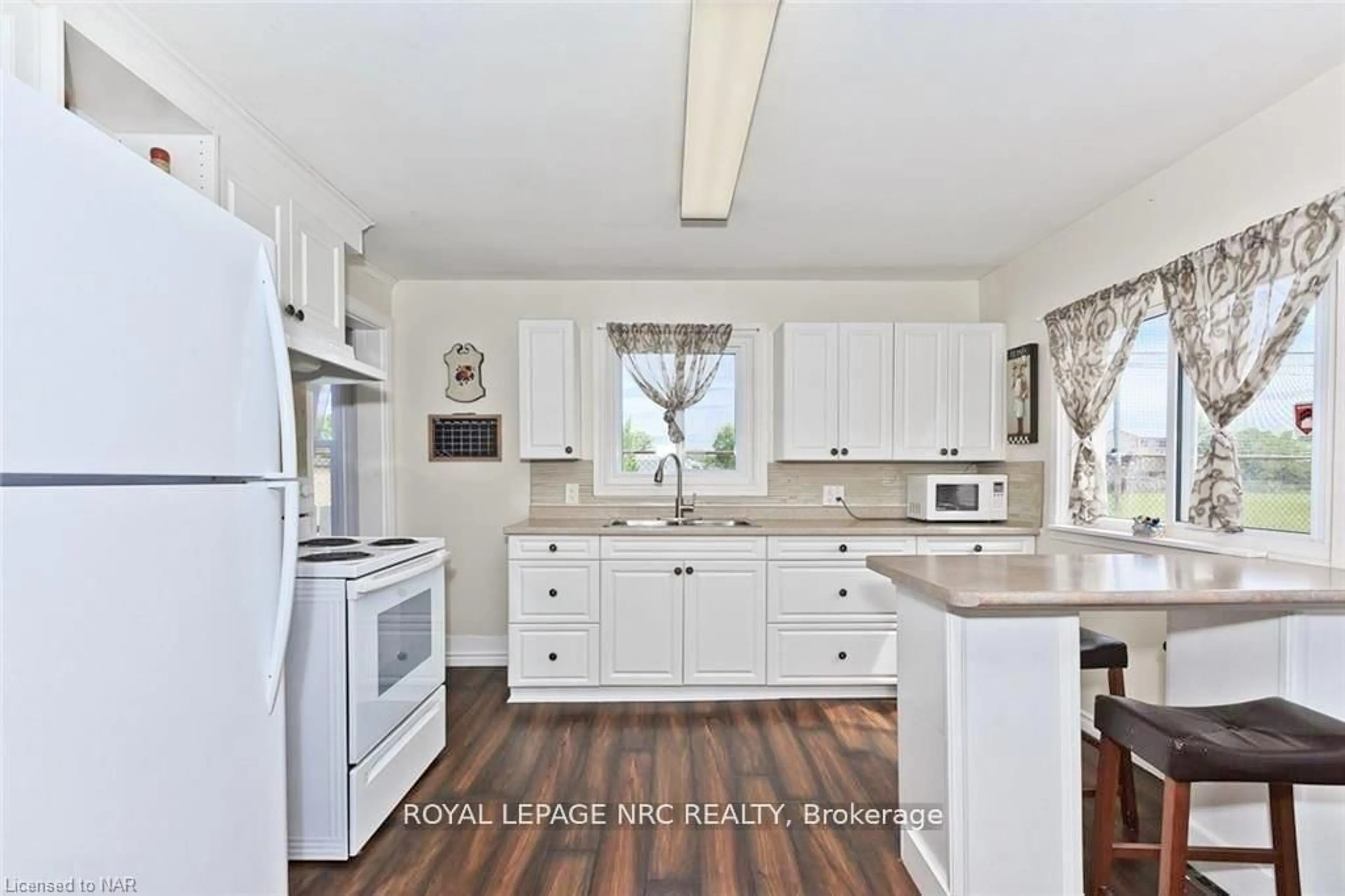 Open concept kitchen, unknown for 144 Burgar St #., Welland Ontario L3B 2S8