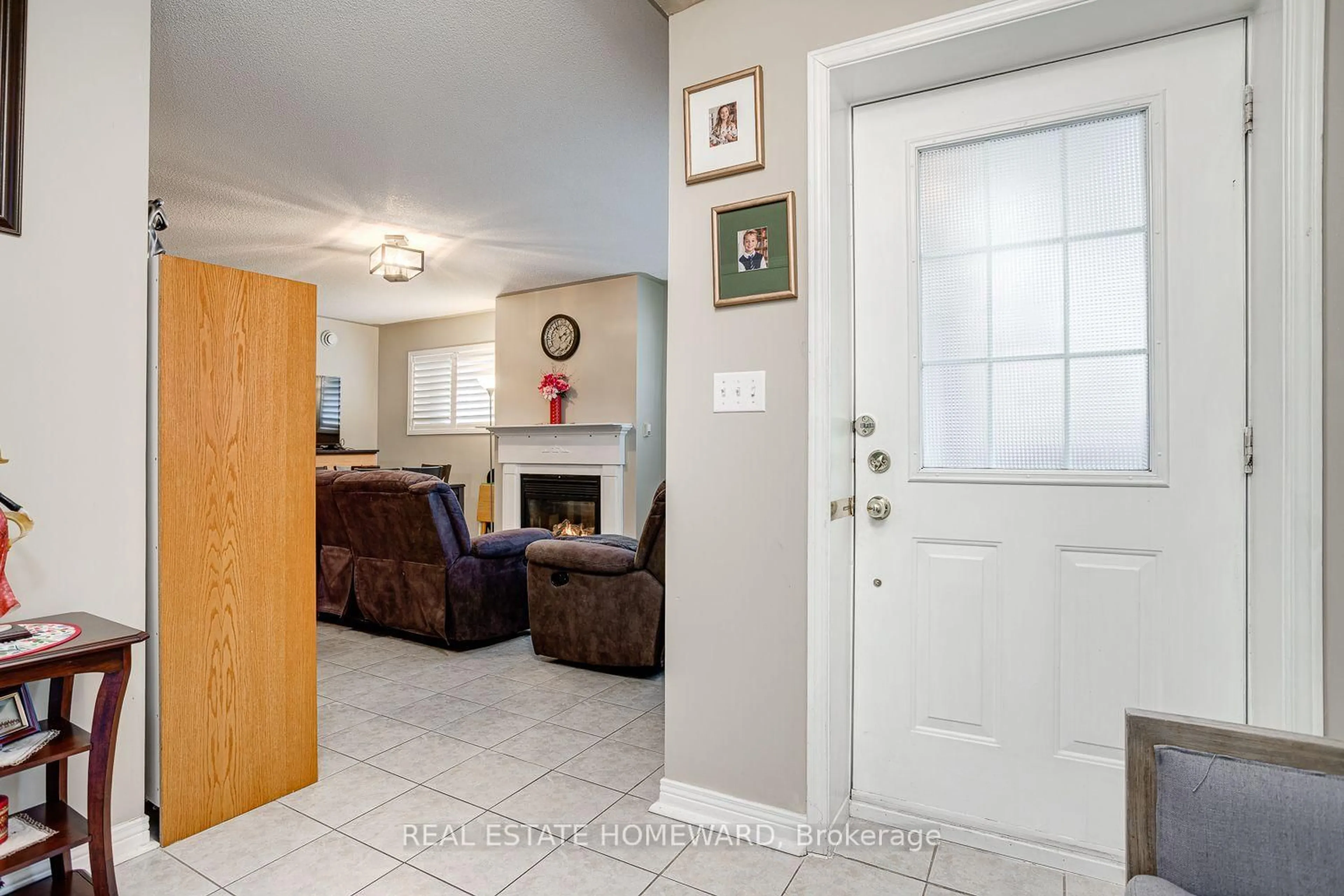 Indoor entryway for 106 Anne St #102, Cobourg Ontario K9A 1G5