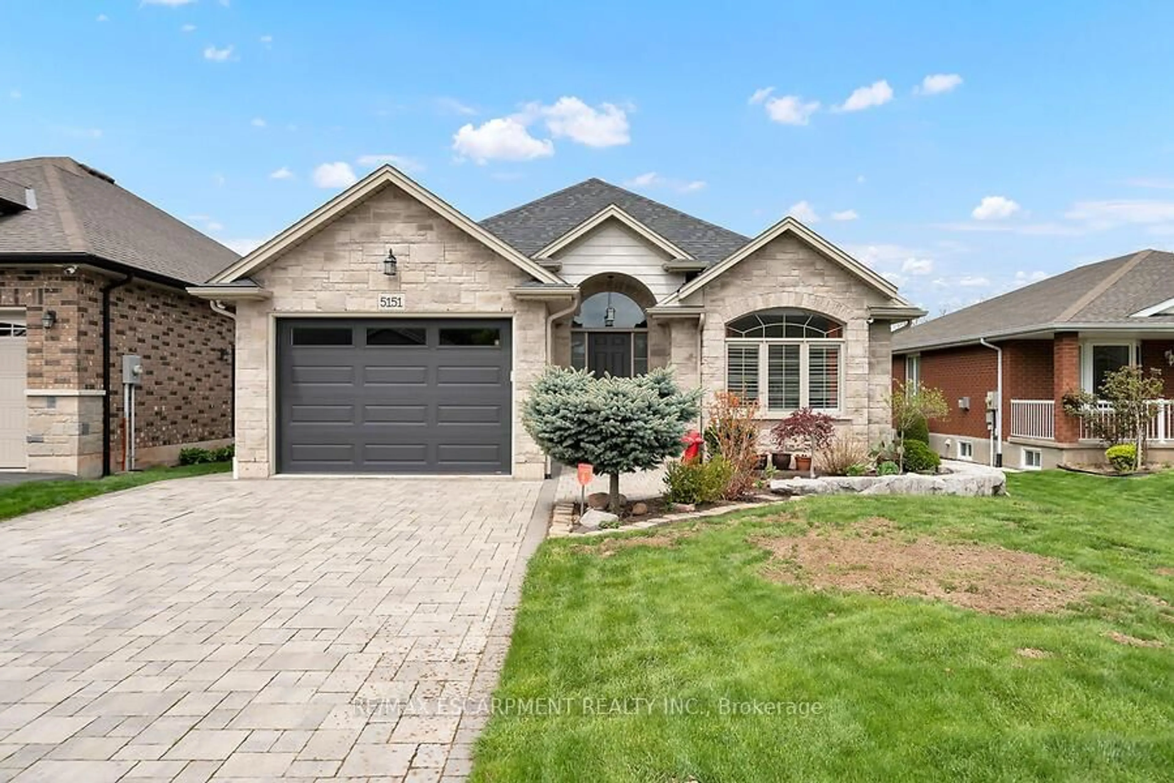 Home with brick exterior material, street for 5151 Meadowood Lane, Lincoln Ontario L3J 0J8