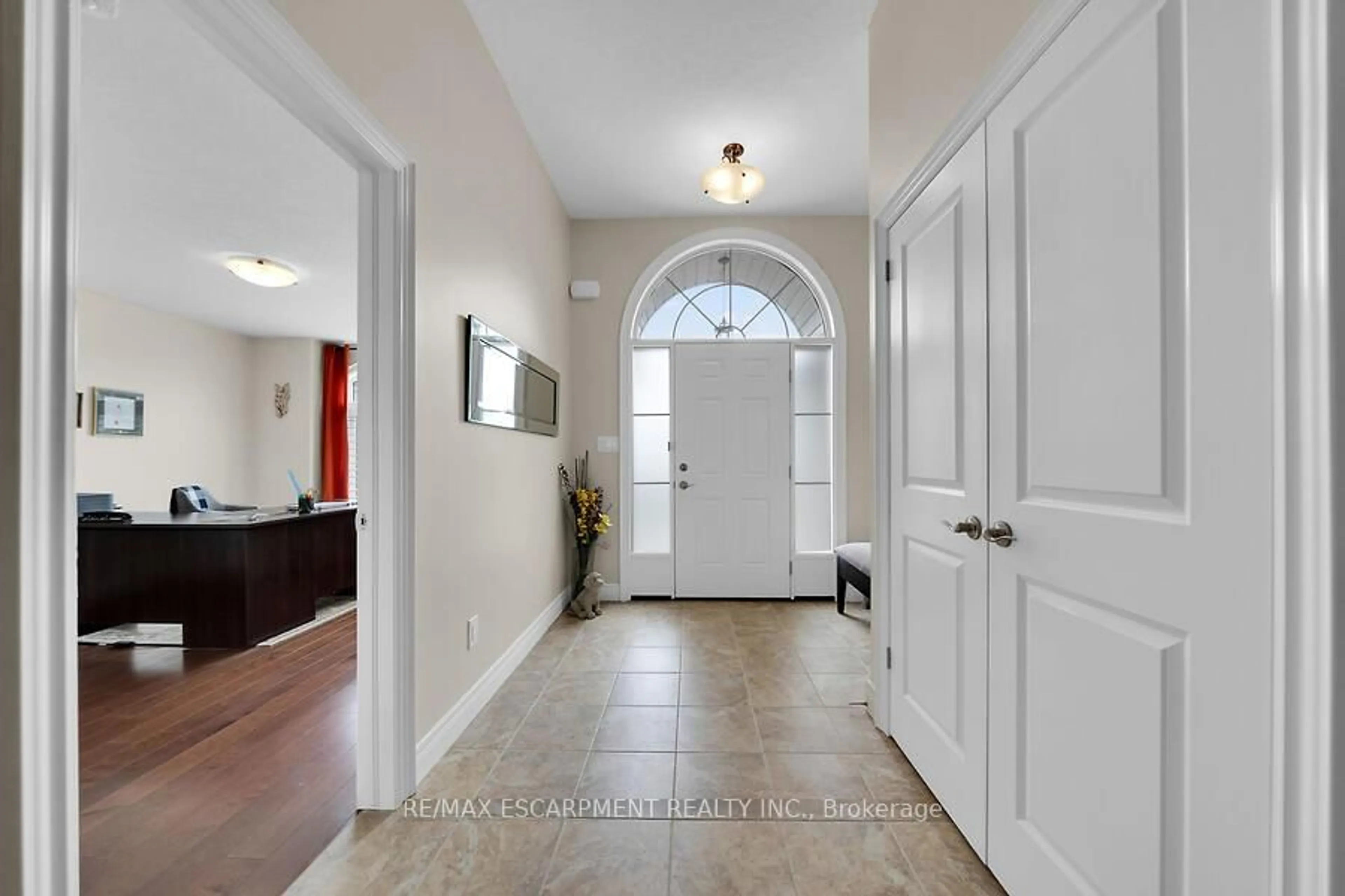 Indoor entryway for 5151 Meadowood Lane, Lincoln Ontario L3J 0J8