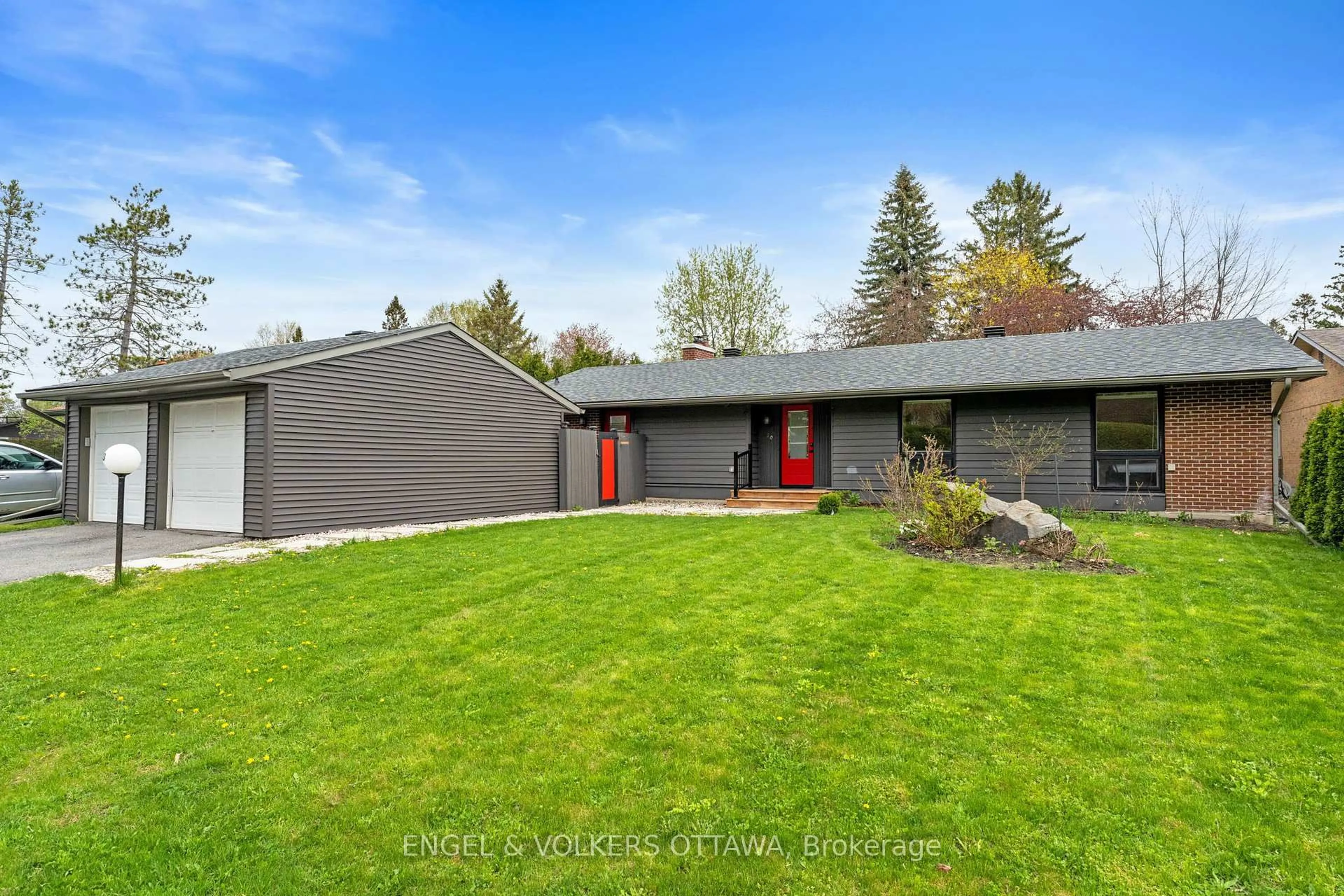 A pic from outside/outdoor area/front of a property/back of a property/a pic from drone, street for 70 Varley Dr, Kanata Ontario K2K 1H2