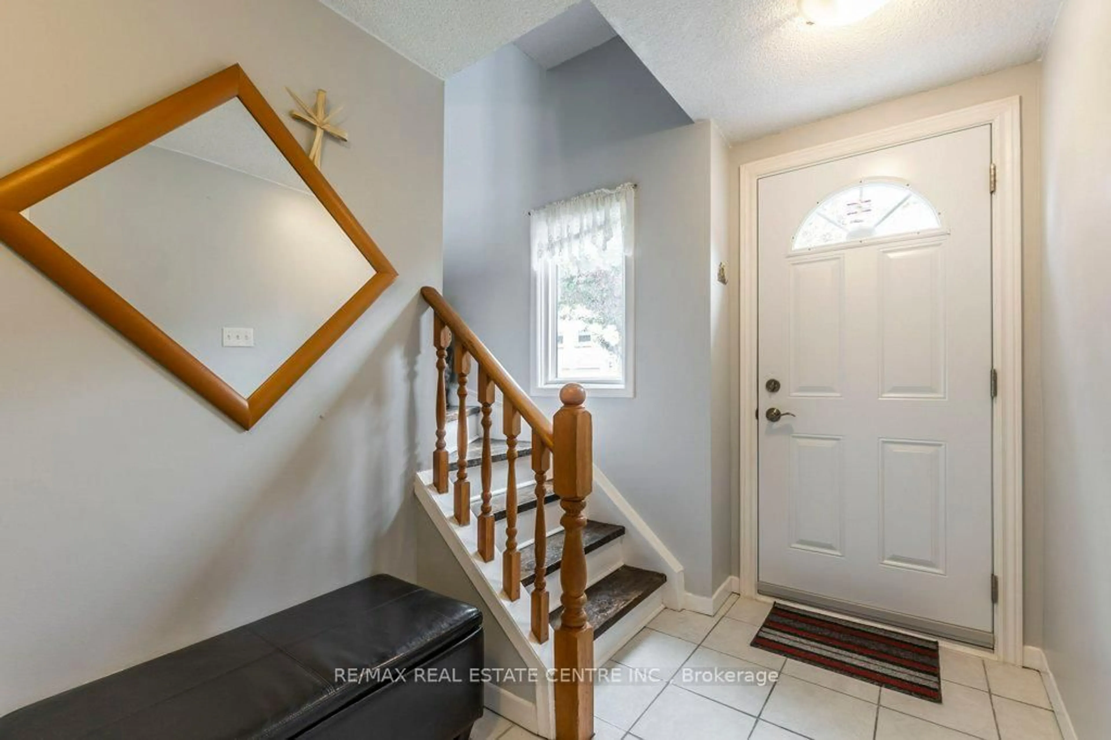 Indoor entryway for 1255 Upper Gage Ave #5, Hamilton Ontario L8W 3C7