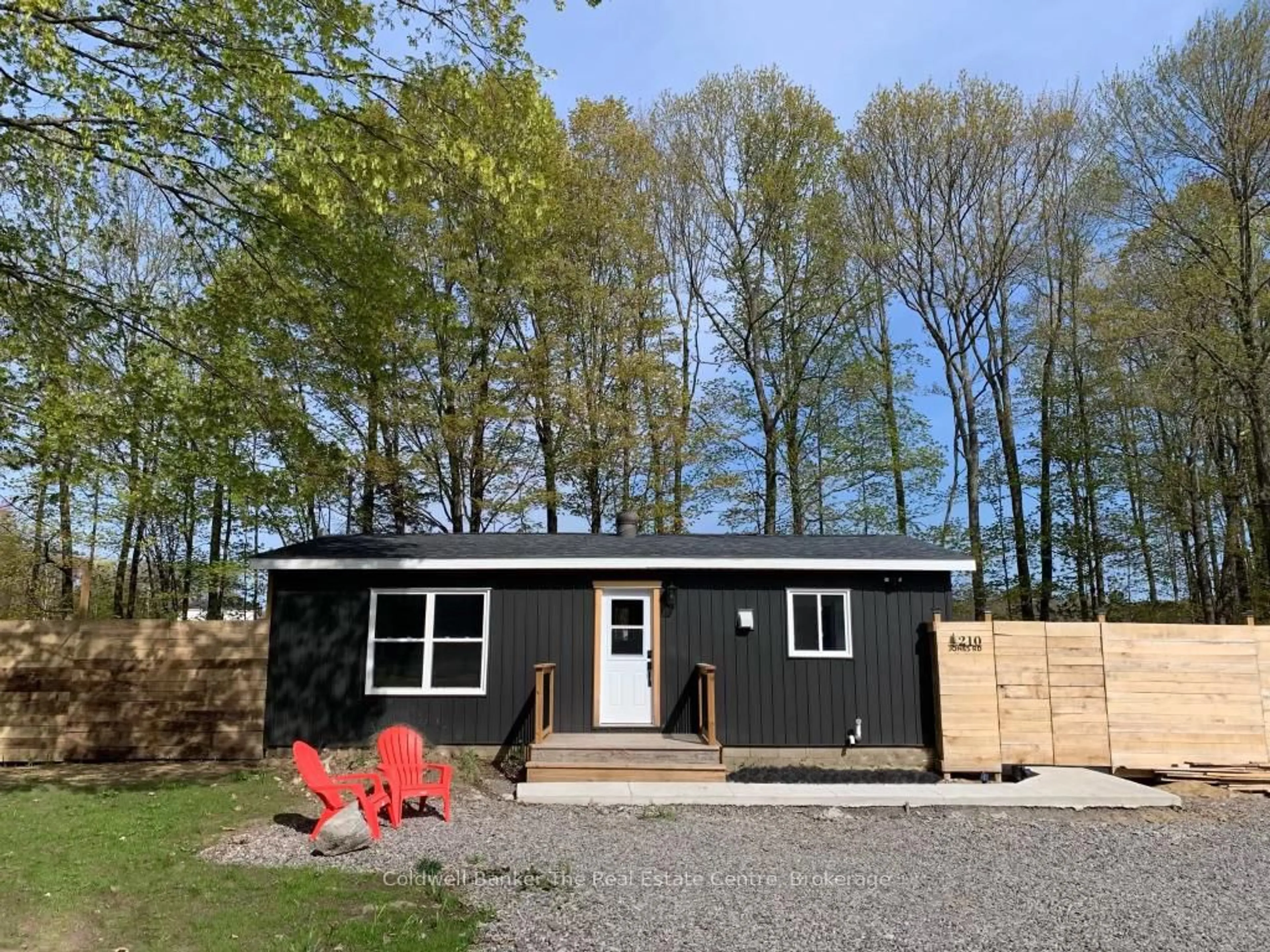 Shed for 210 Jones Rd, Gravenhurst Ontario P1P 1M8