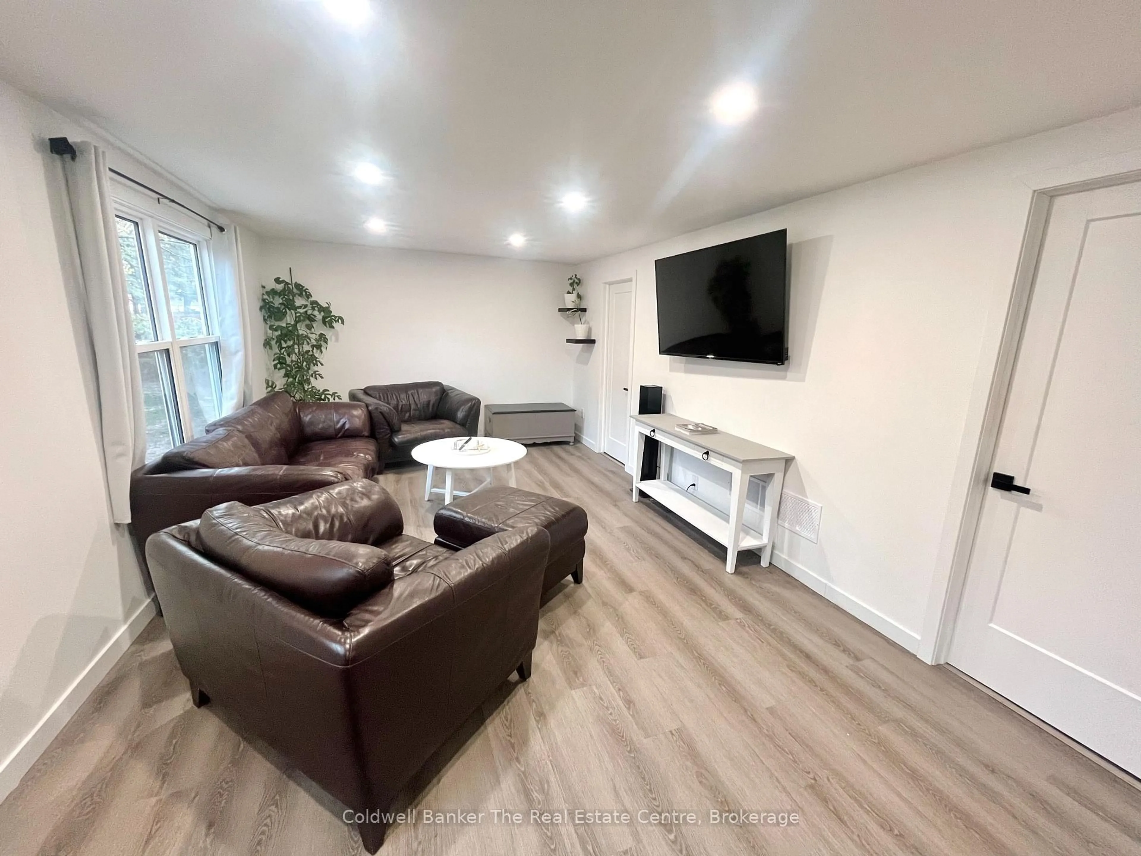 Living room with furniture, unknown for 210 Jones Rd, Gravenhurst Ontario P1P 1M8
