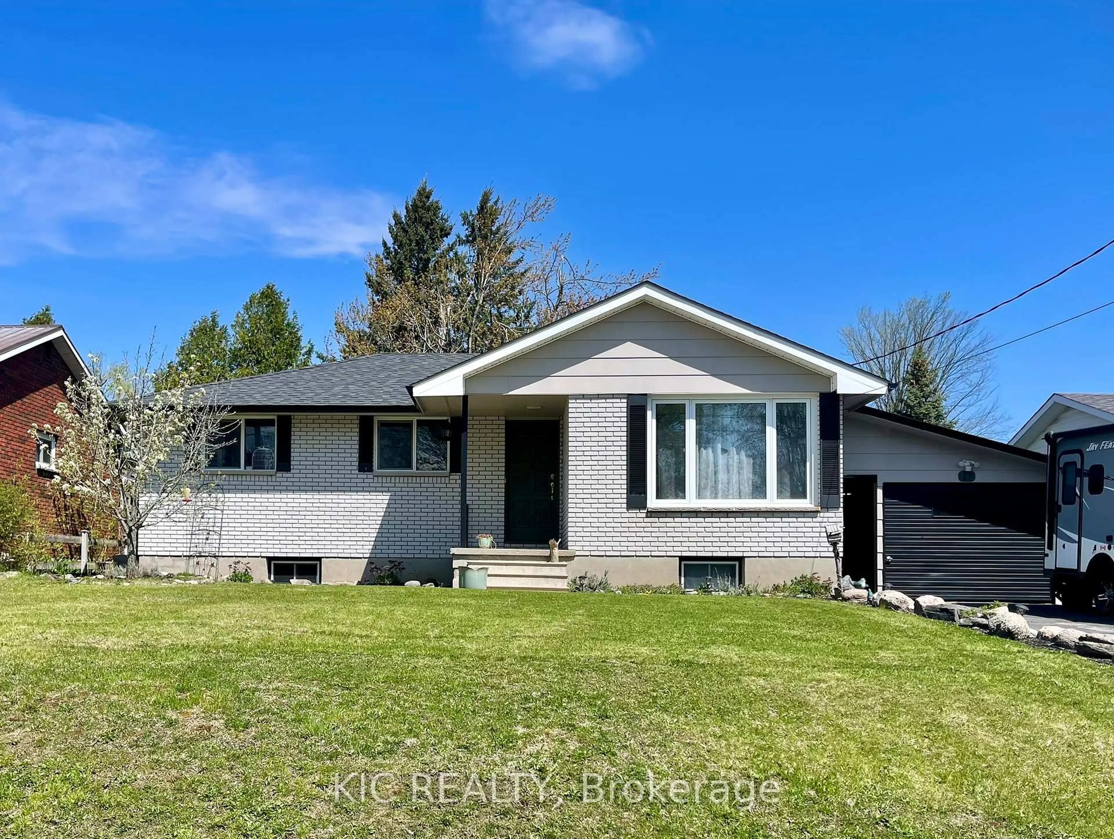 Home with vinyl exterior material, street for 11 MCLEAN Ave, Havelock-Belmont-Methuen Ontario K0L 1Z0