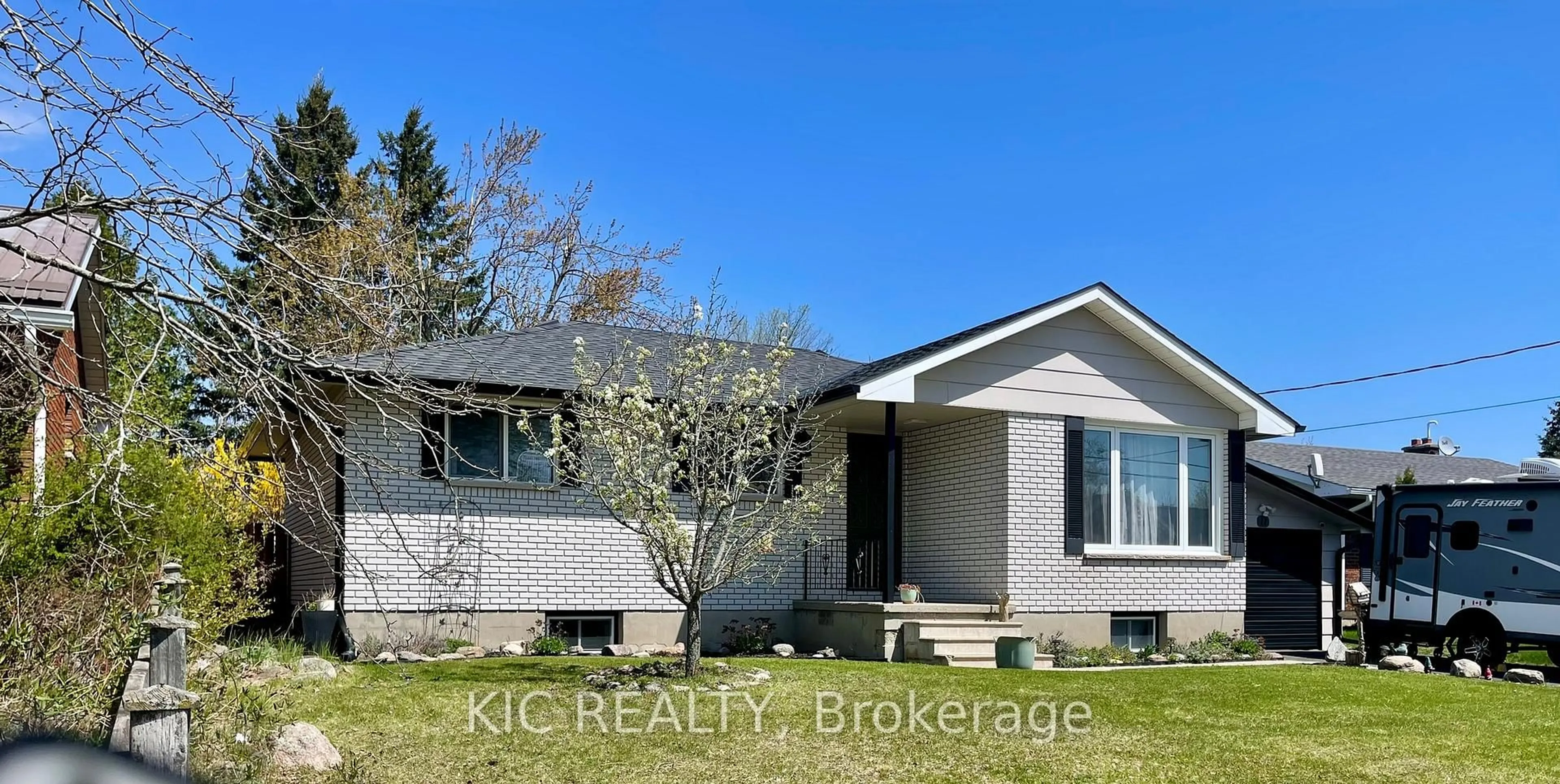 Home with vinyl exterior material, street for 11 MCLEAN Ave, Havelock-Belmont-Methuen Ontario K0L 1Z0