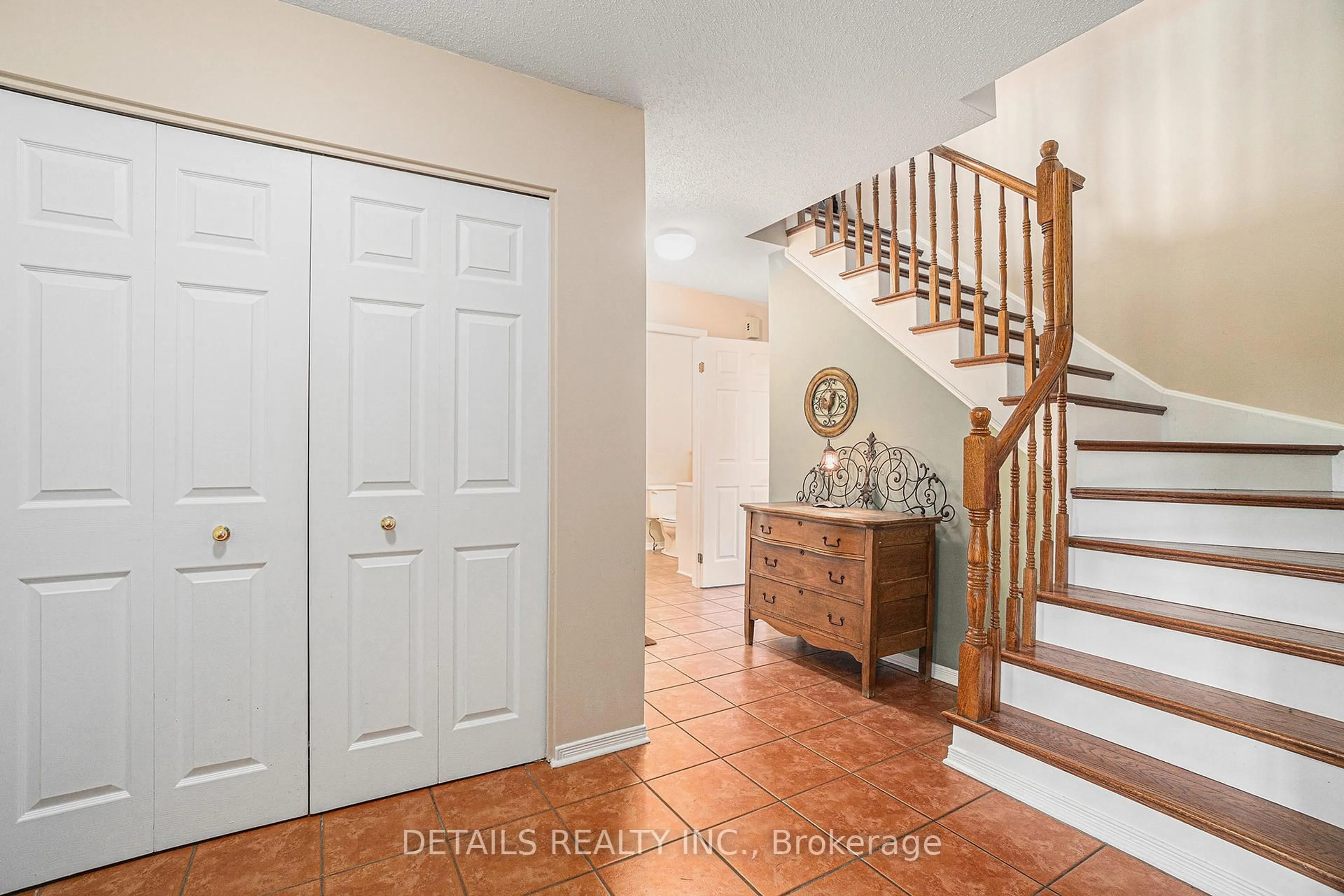 Indoor entryway for 221 Macdougall St, Russell Ontario K4R 1A5