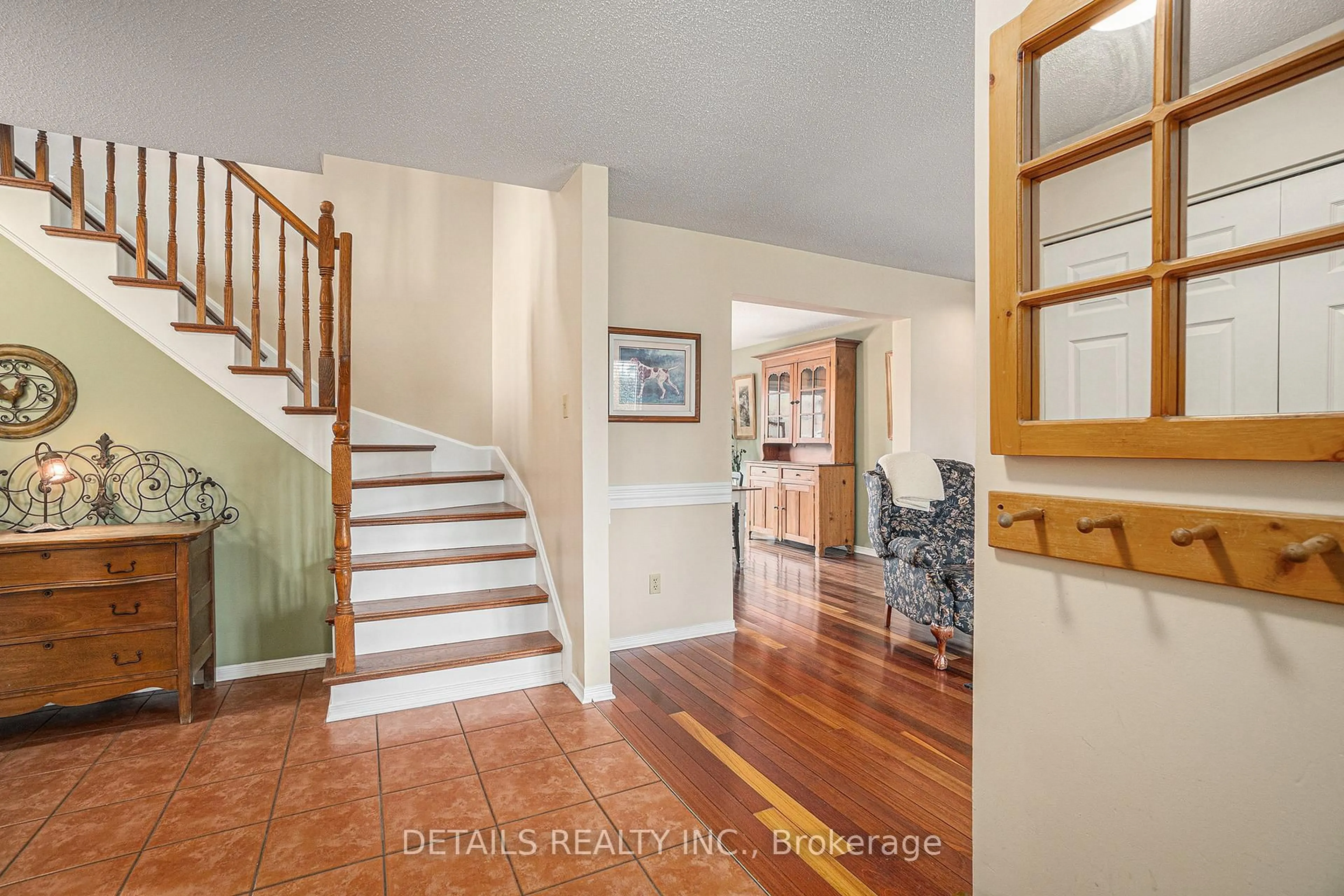 Indoor entryway for 221 Macdougall St, Russell Ontario K4R 1A5