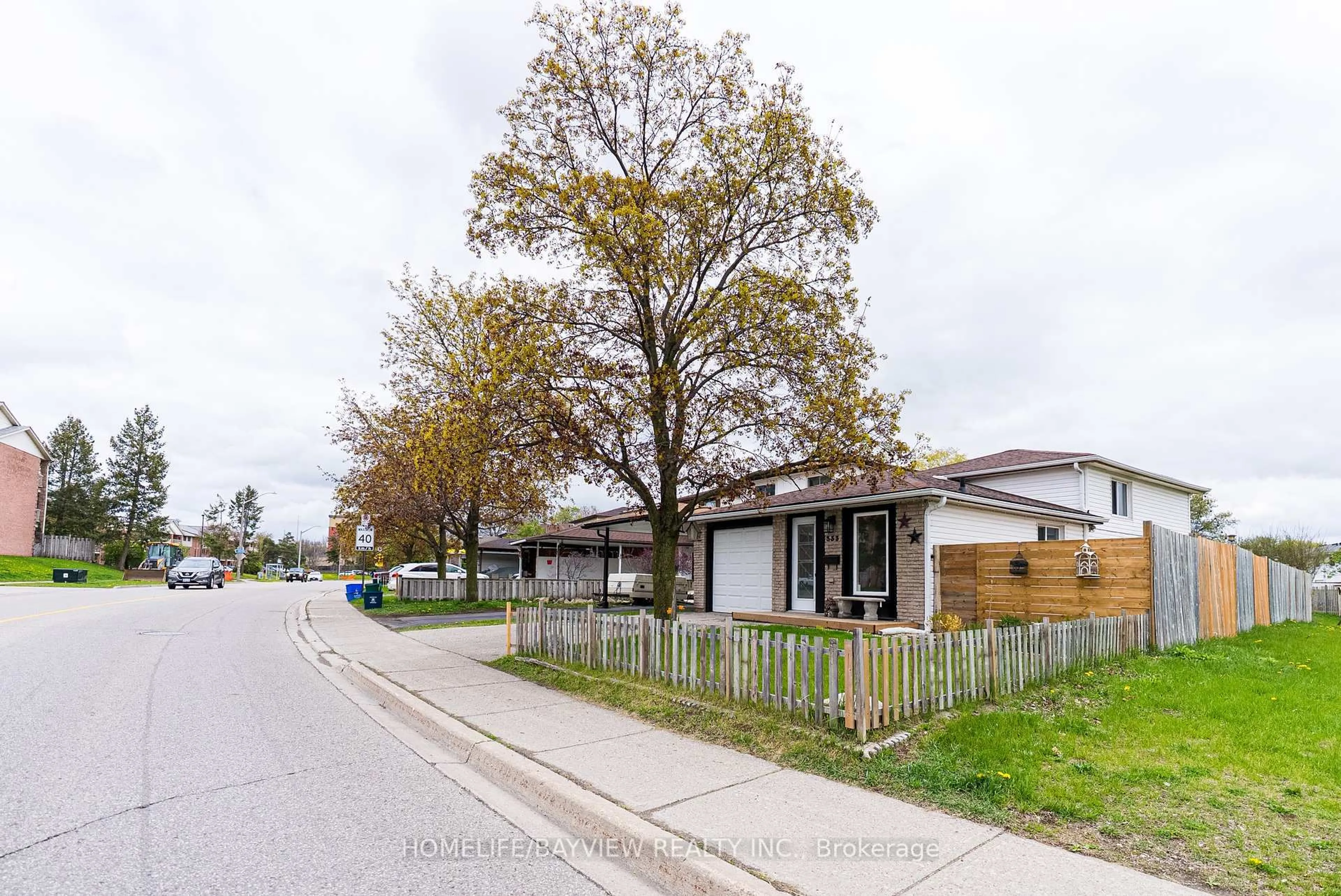 A pic from outside/outdoor area/front of a property/back of a property/a pic from drone, street for 333 Preston Pkwy, Cambridge Ontario N3H 4Z4