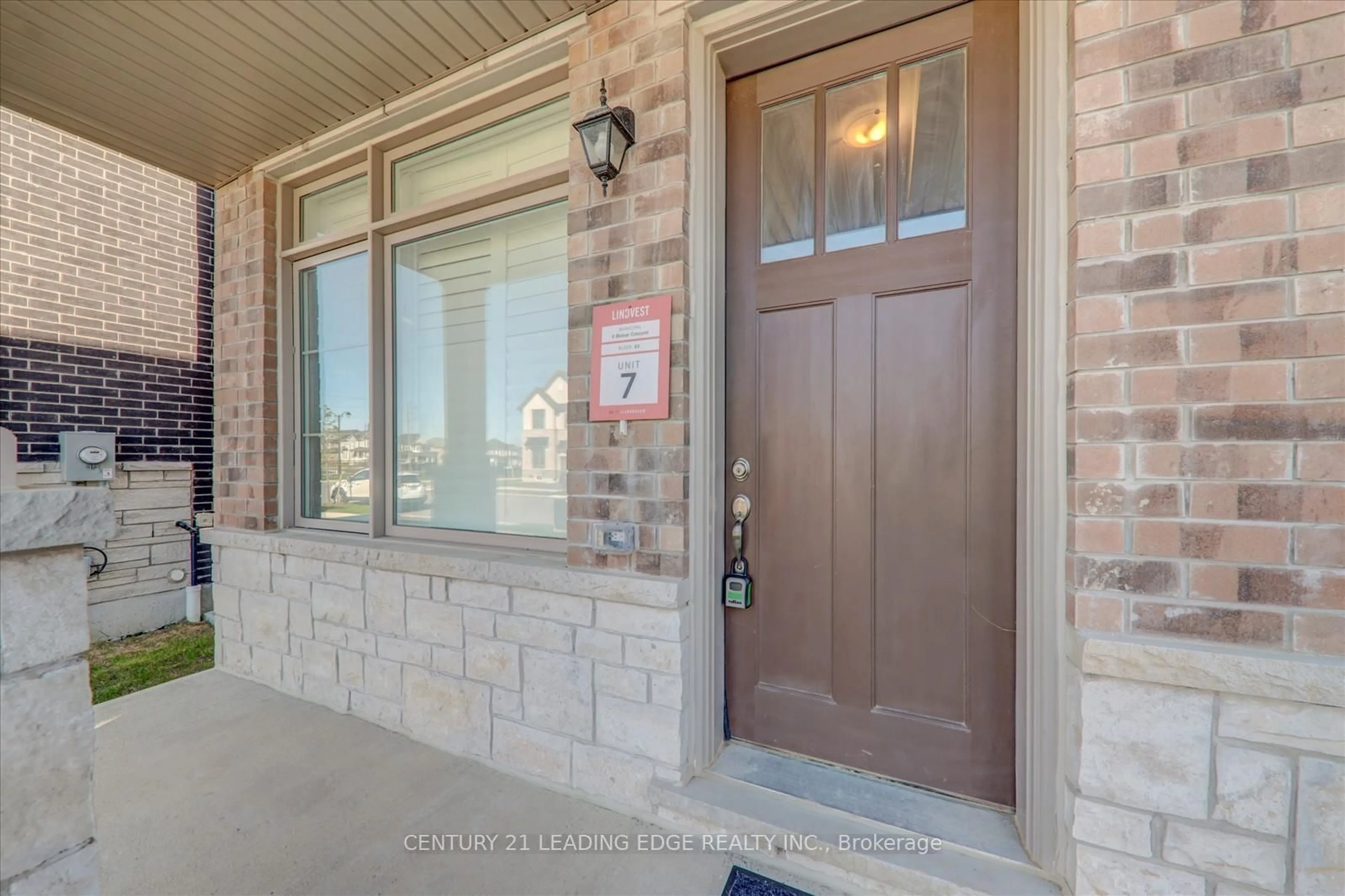Indoor entryway for 9 Molnar Cres, Brantford Ontario N3T 0X3