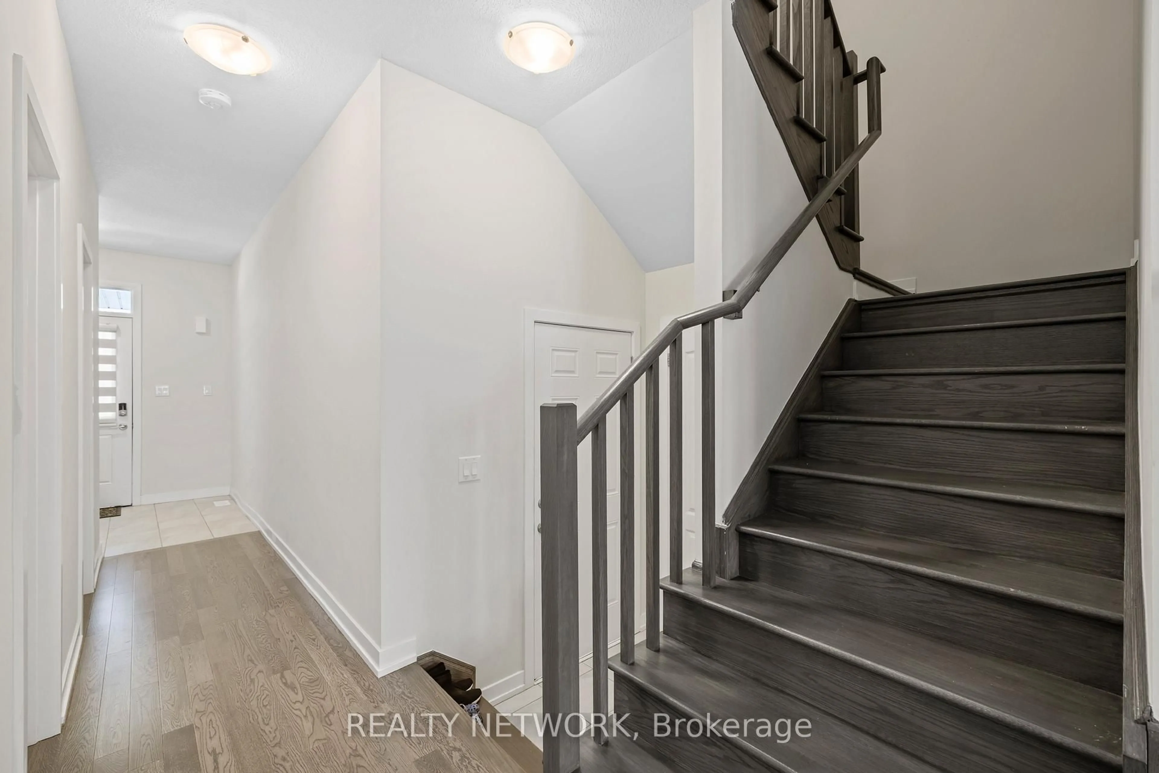 Indoor entryway for 20 Daisy Lane, Thorold Ontario L3B 0L3