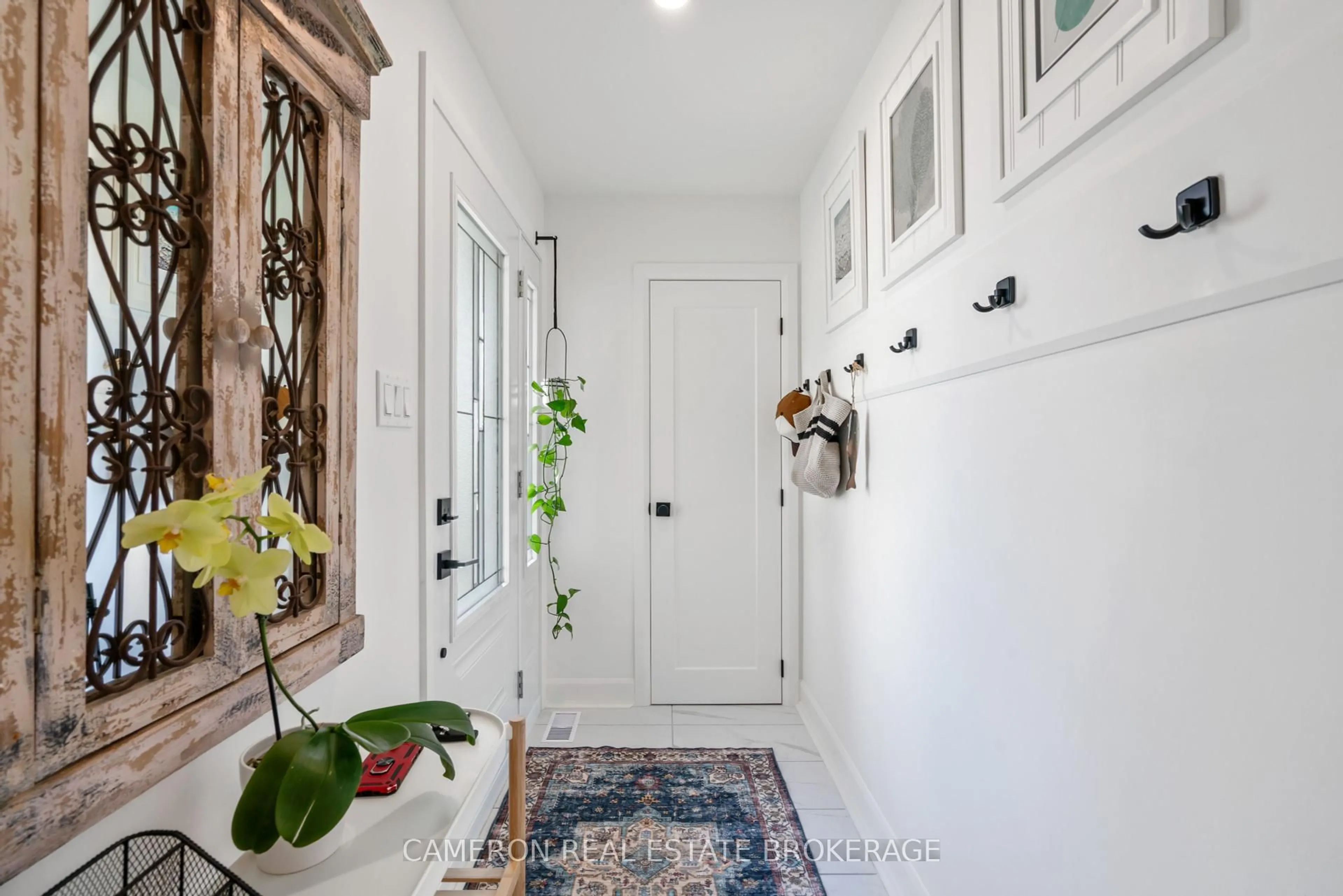 Indoor entryway for 523 Anthony St, Cornwall Ontario K6H 5L1