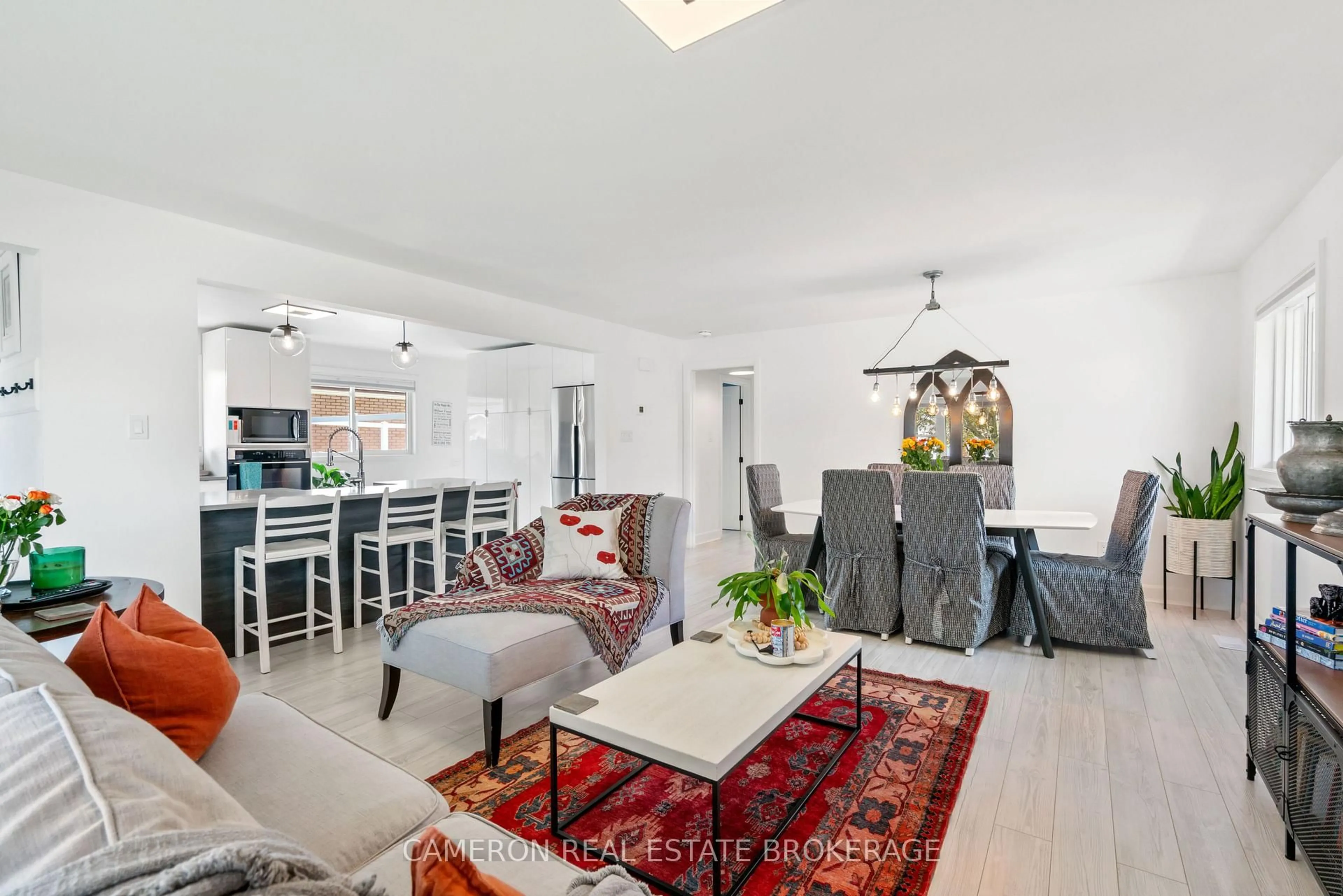 Living room with furniture, unknown for 523 Anthony St, Cornwall Ontario K6H 5L1