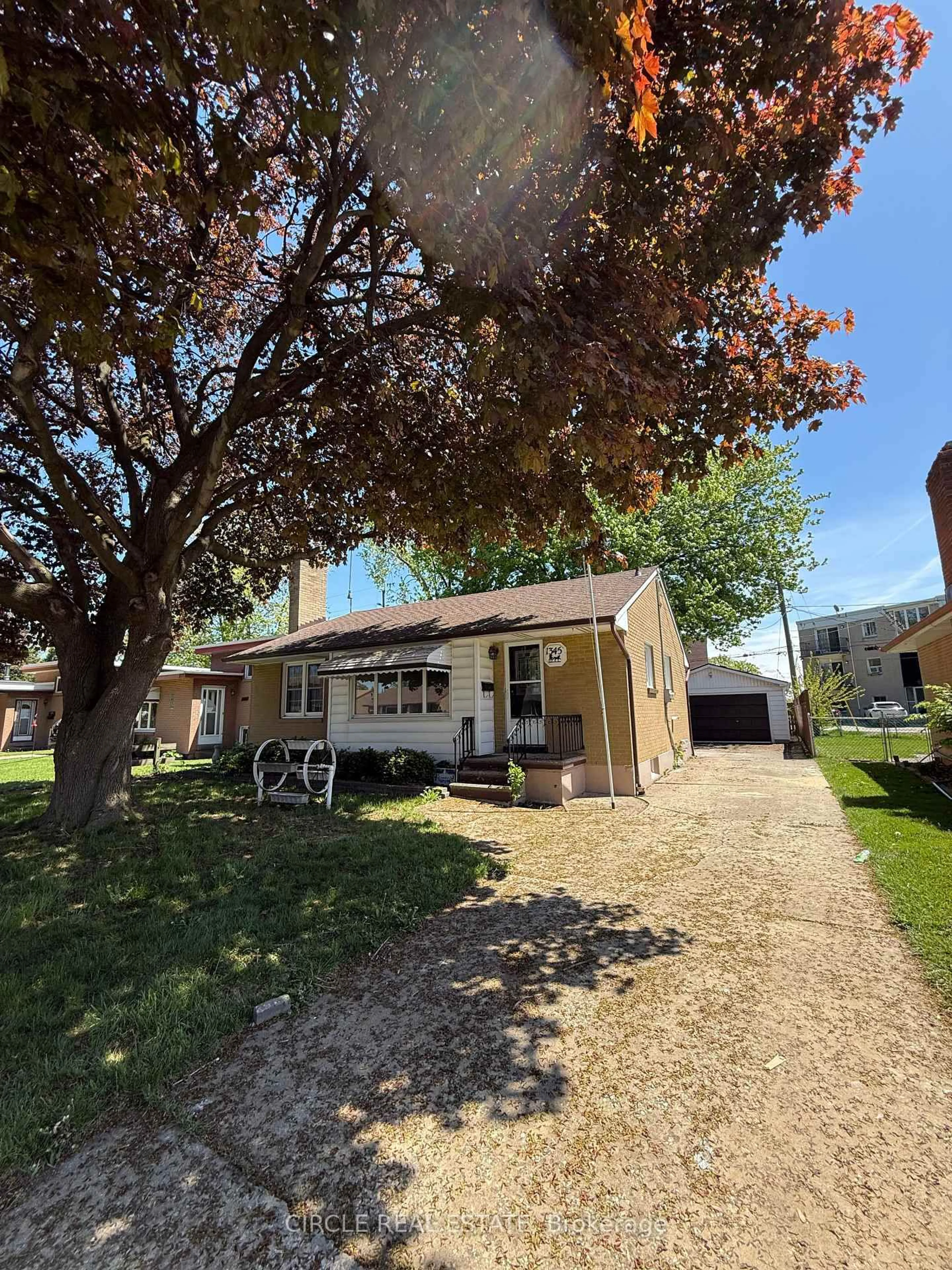 A pic from outside/outdoor area/front of a property/back of a property/a pic from drone, street for 1345 Marlborough Blvd, Windsor Ontario N9C 1Y8