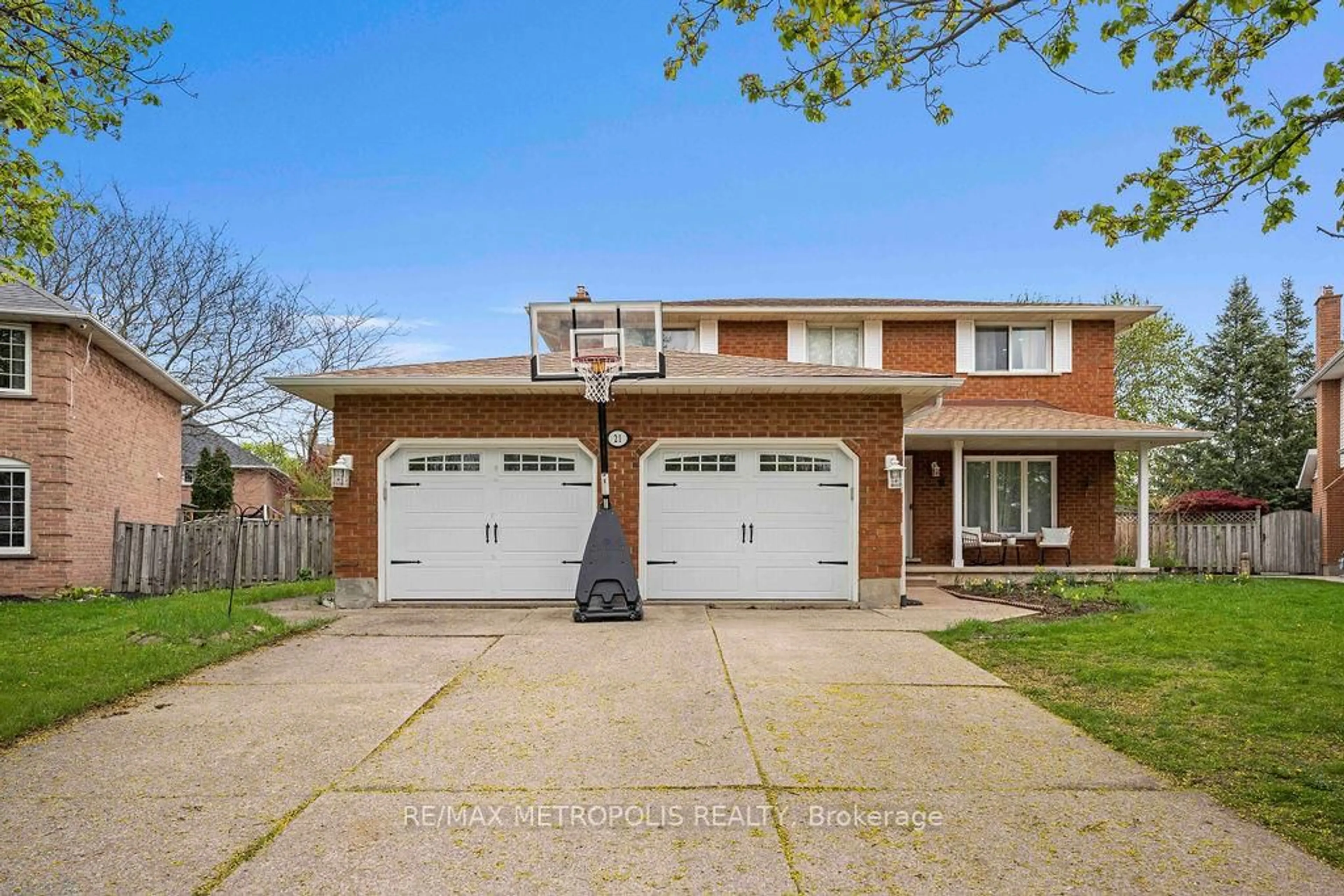 Home with brick exterior material, street for 21 Walters Crt, St. Catharines Ontario L2S 3J9