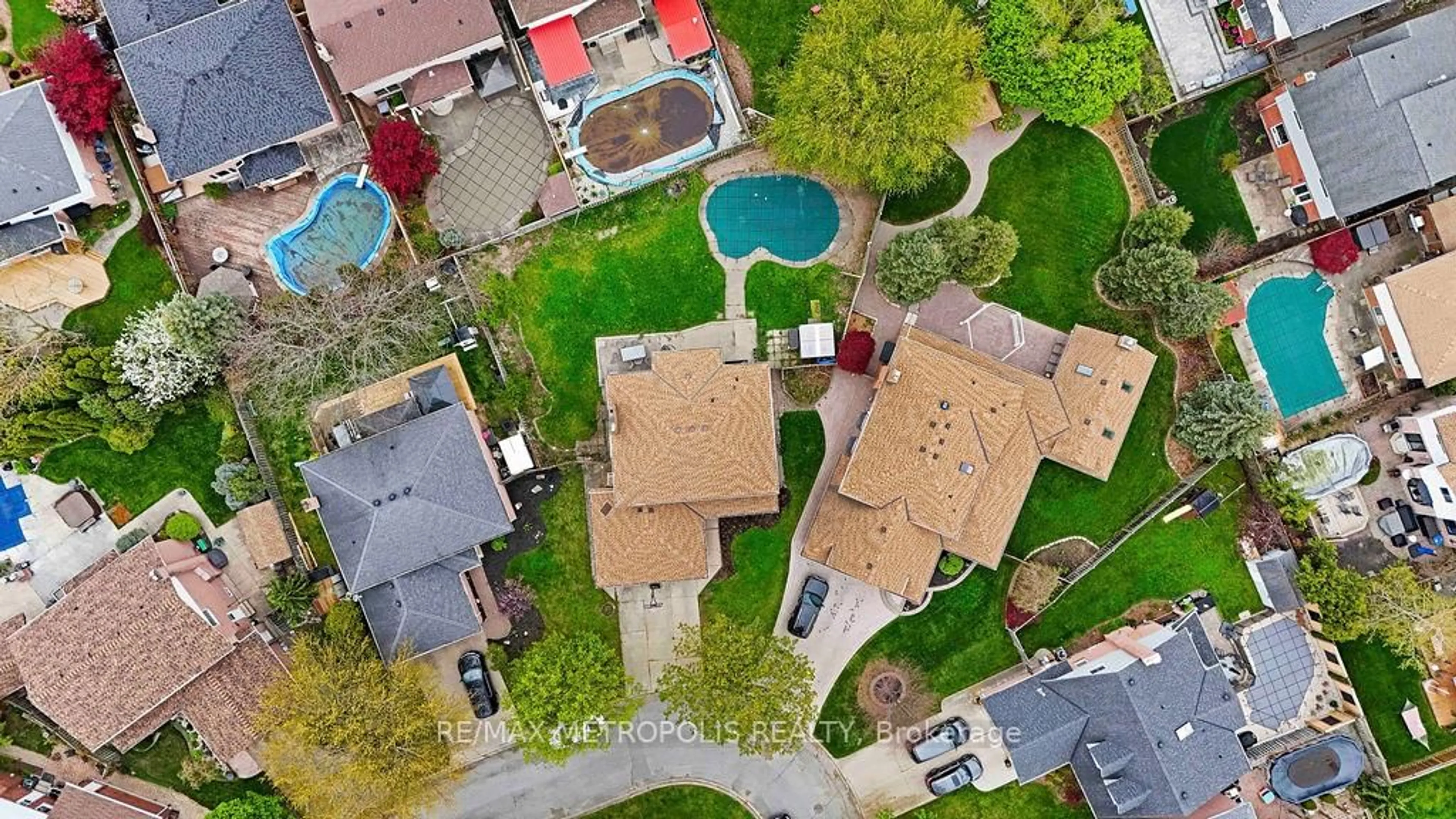 A pic from outside/outdoor area/front of a property/back of a property/a pic from drone, street for 21 Walters Crt, St. Catharines Ontario L2S 3J9