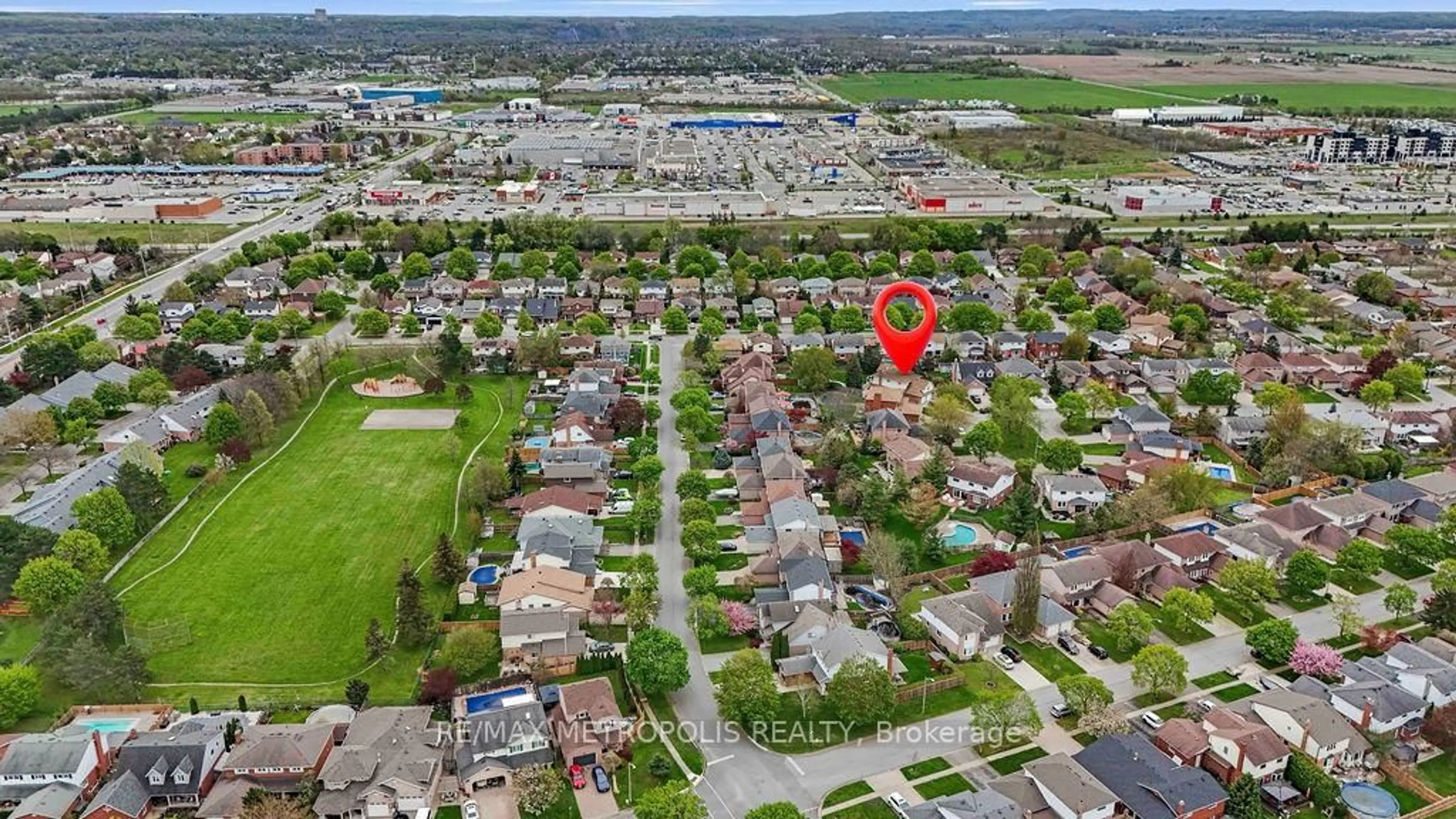 A pic from outside/outdoor area/front of a property/back of a property/a pic from drone, street for 21 Walters Crt, St. Catharines Ontario L2S 3J9