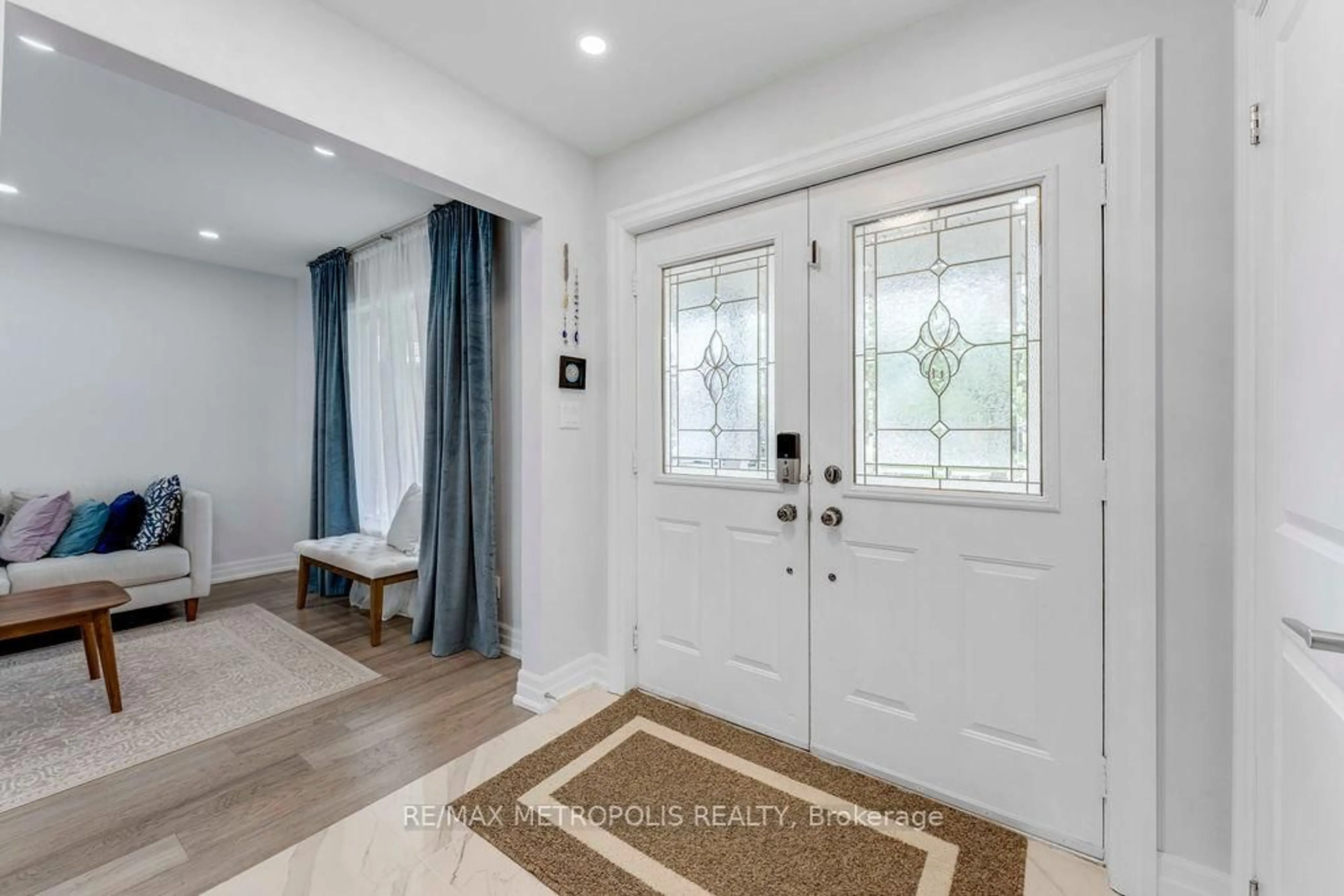 Indoor entryway for 21 Walters Crt, St. Catharines Ontario L2S 3J9