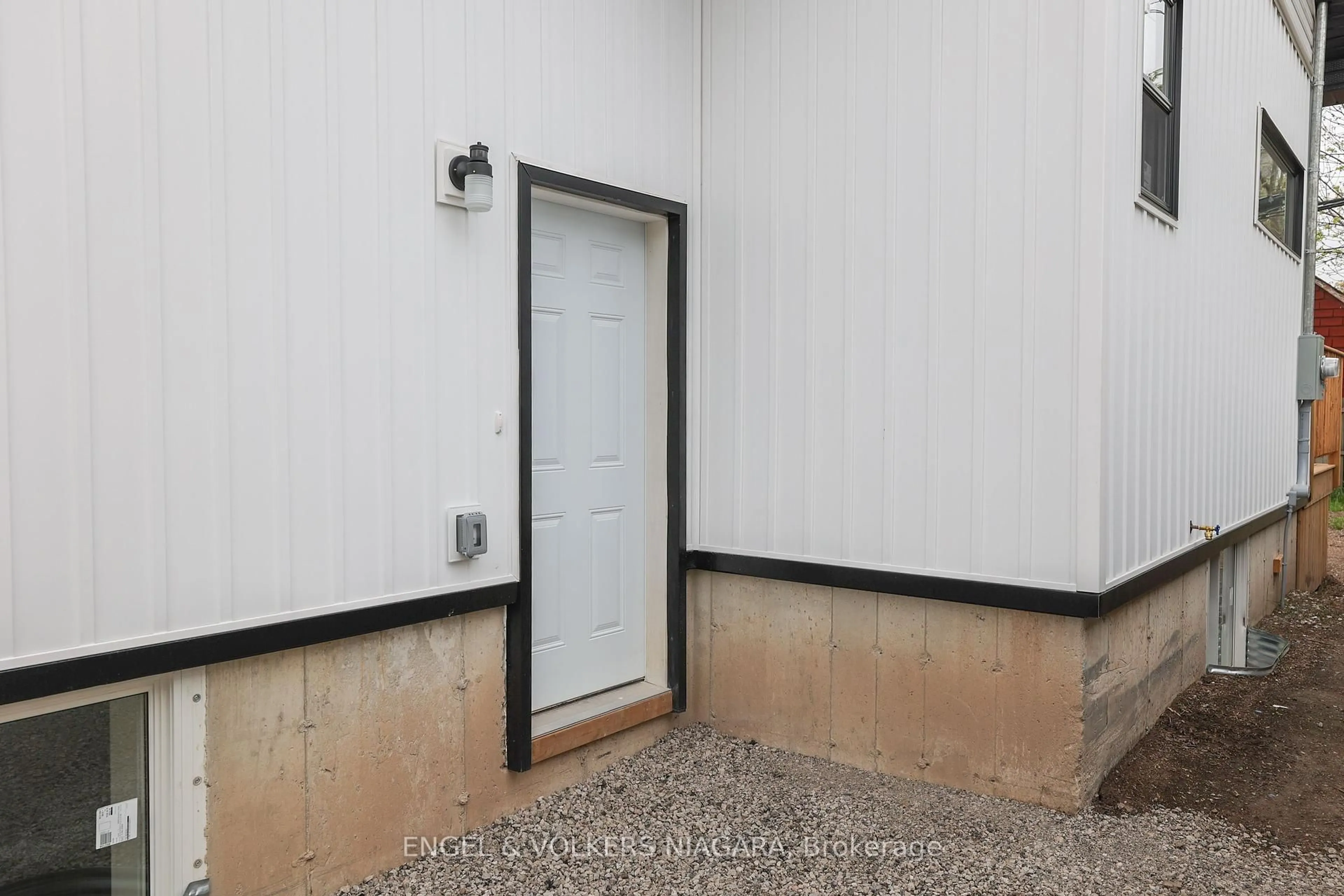 Indoor foyer for 154 Roosevelt Ave, Welland Ontario L3B 2G7