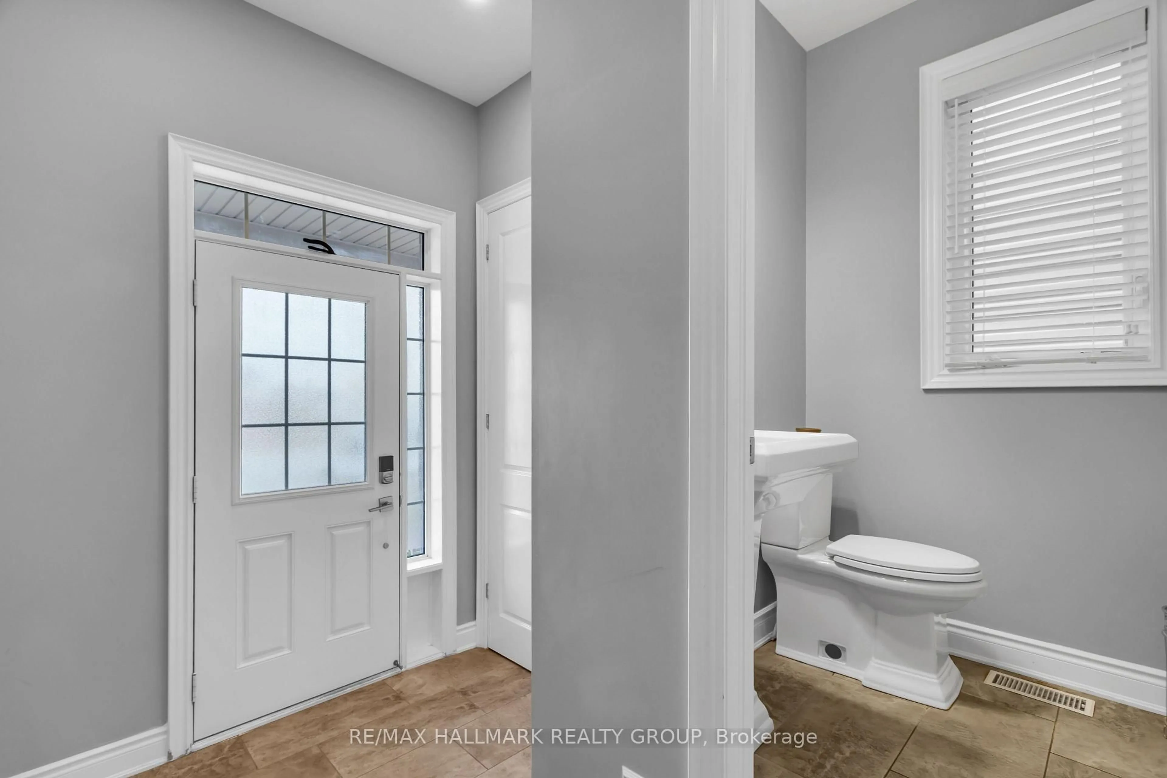 Indoor entryway for 634 SILVER SPRUCE Way, Ottawa Ontario K2M 0L2