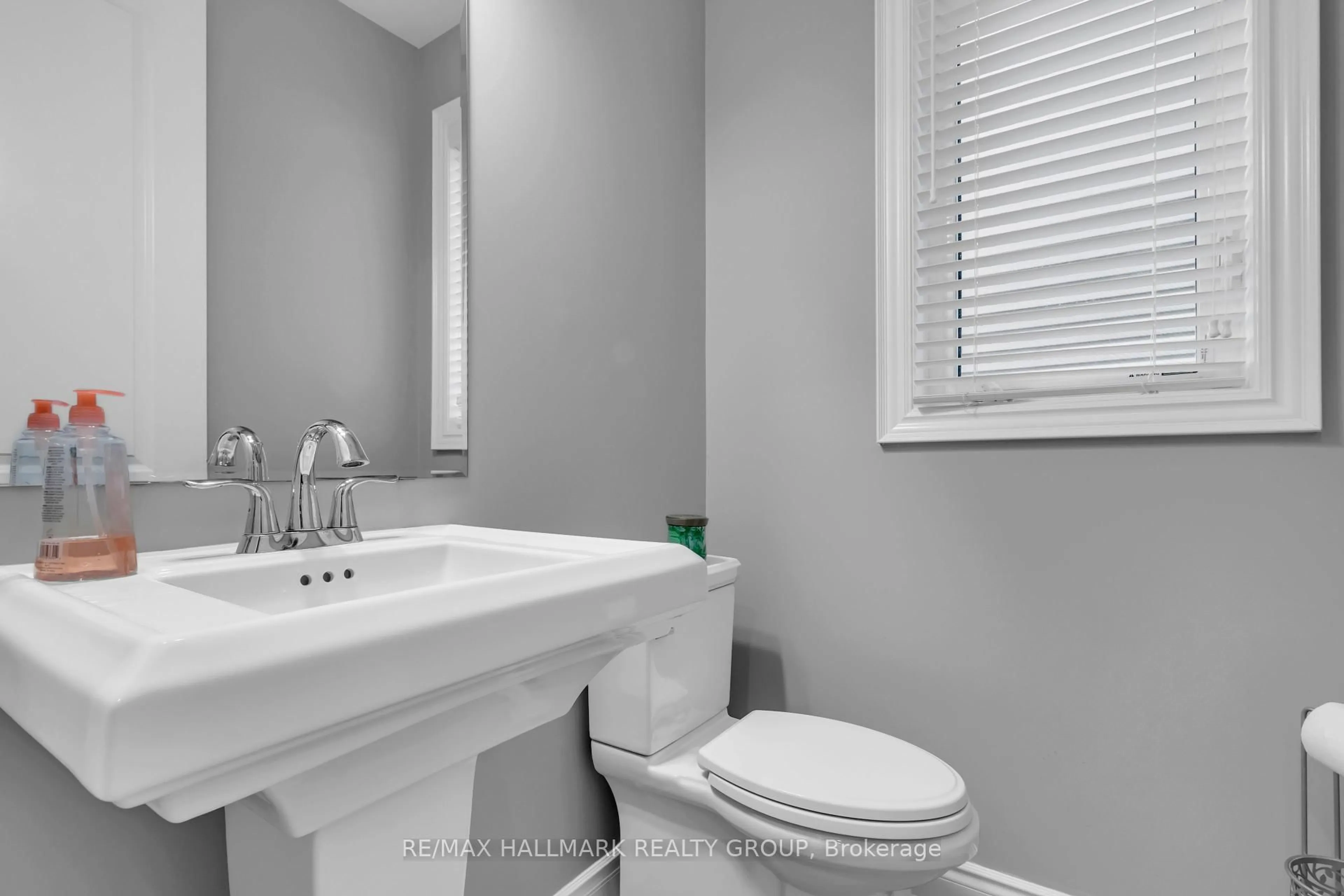 Standard bathroom, ceramic/tile floor for 634 SILVER SPRUCE Way, Ottawa Ontario K2M 0L2