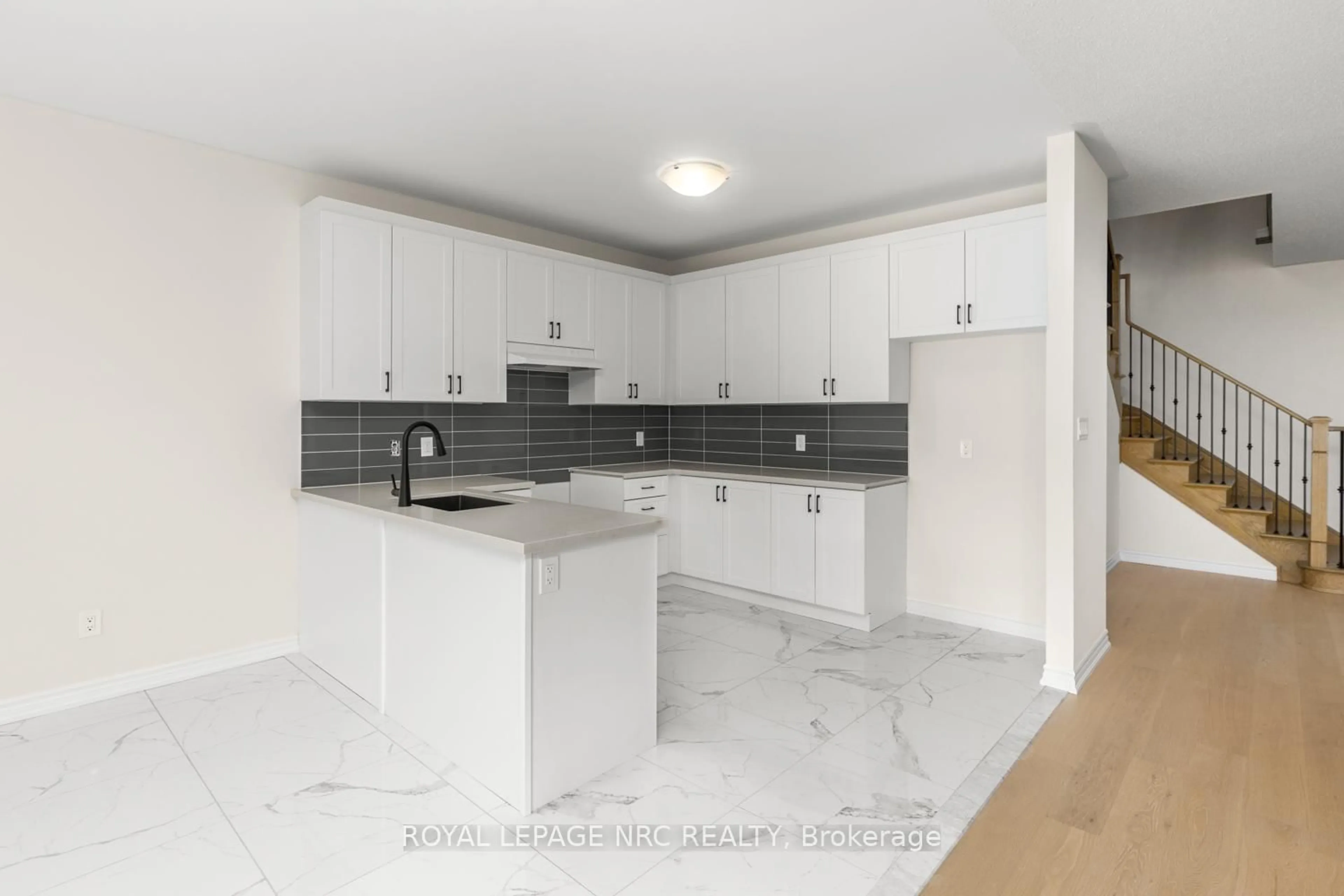 Standard kitchen, ceramic/tile floor for 106 PALACE St, Thorold Ontario L2V 0N3