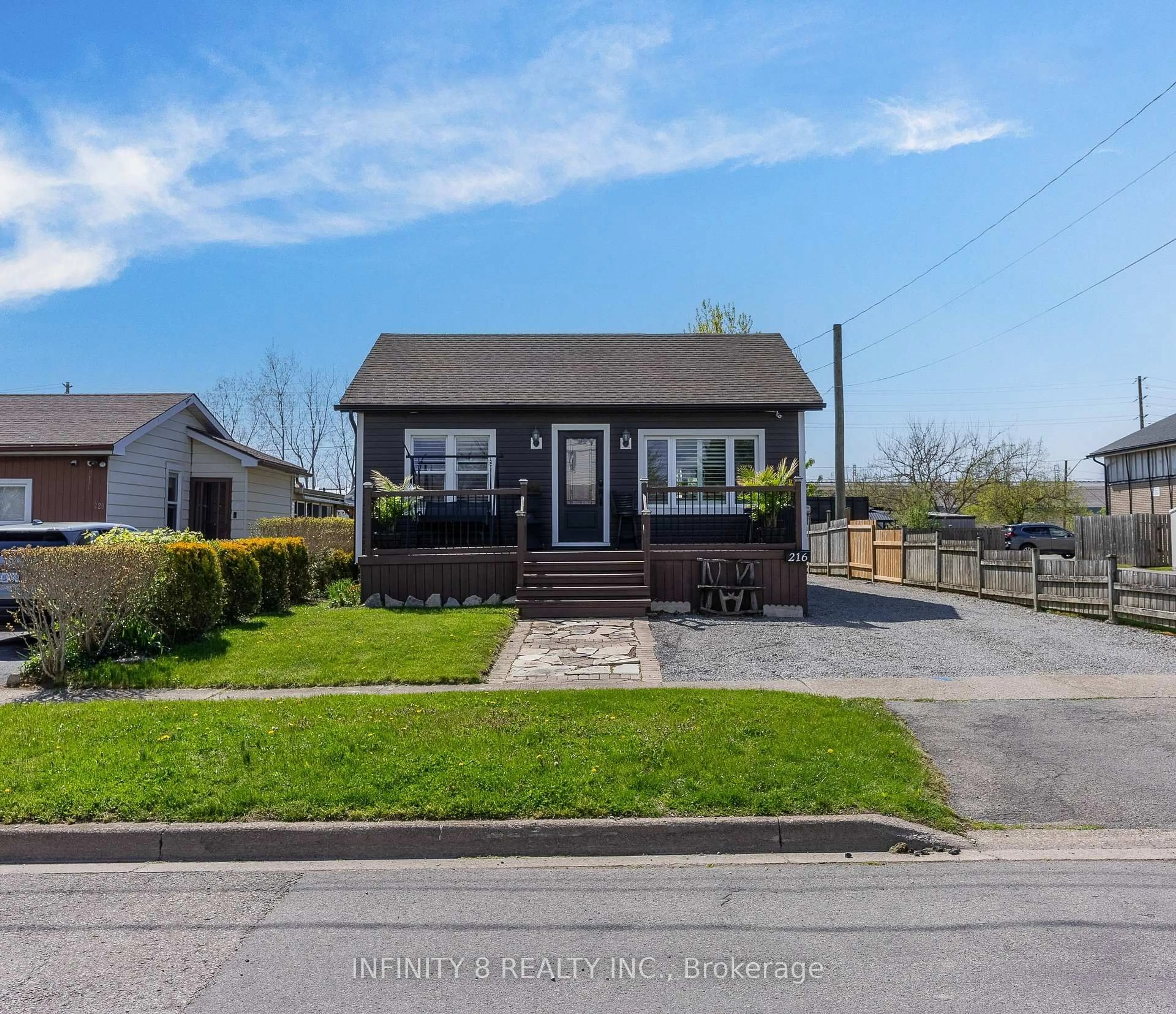 A pic from outside/outdoor area/front of a property/back of a property/a pic from drone, street for 216 Beatrice St, Welland Ontario L3B 2Z7