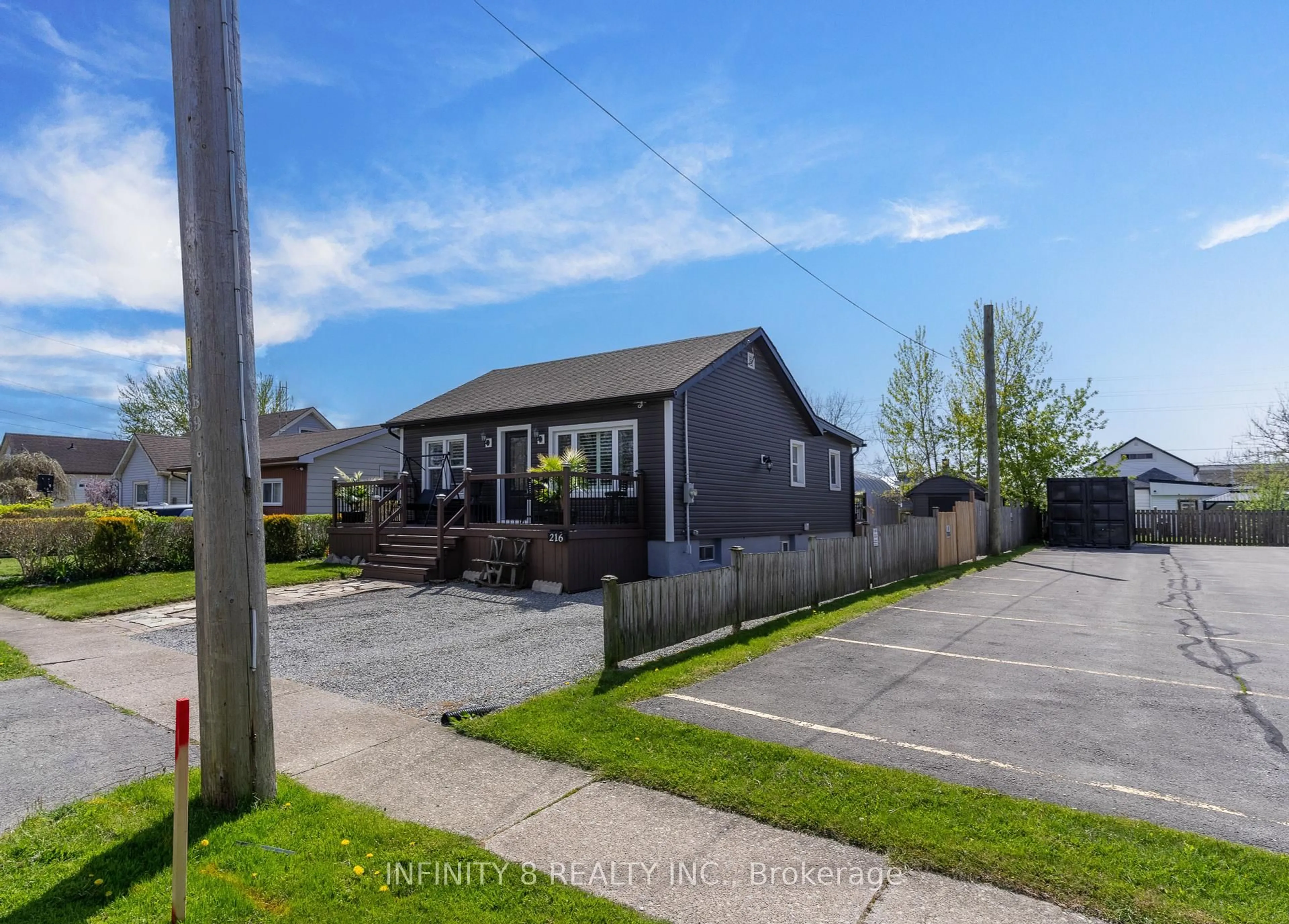 A pic from outside/outdoor area/front of a property/back of a property/a pic from drone, street for 216 Beatrice St, Welland Ontario L3B 2Z7