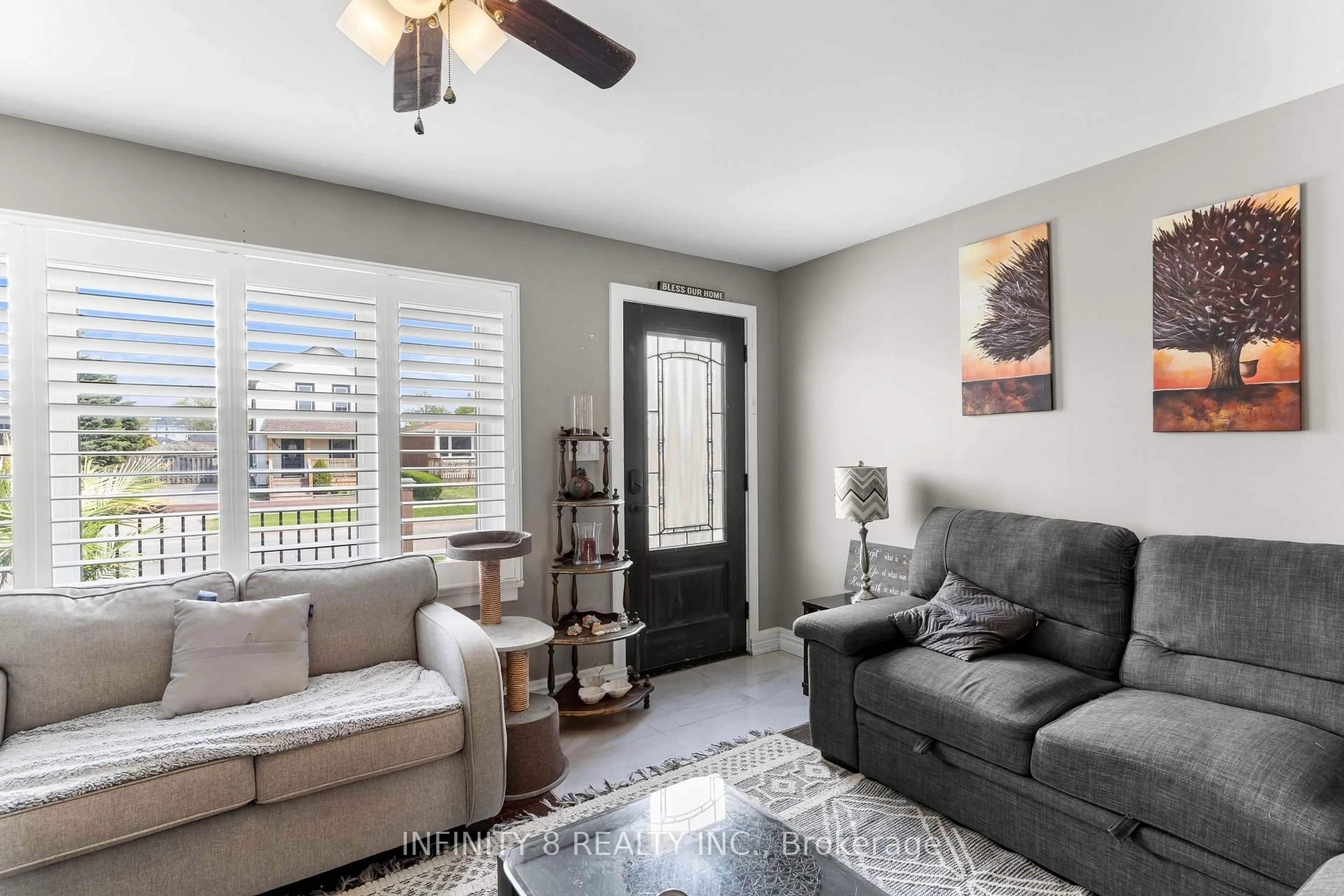 Living room with furniture, unknown for 216 Beatrice St, Welland Ontario L3B 2Z7