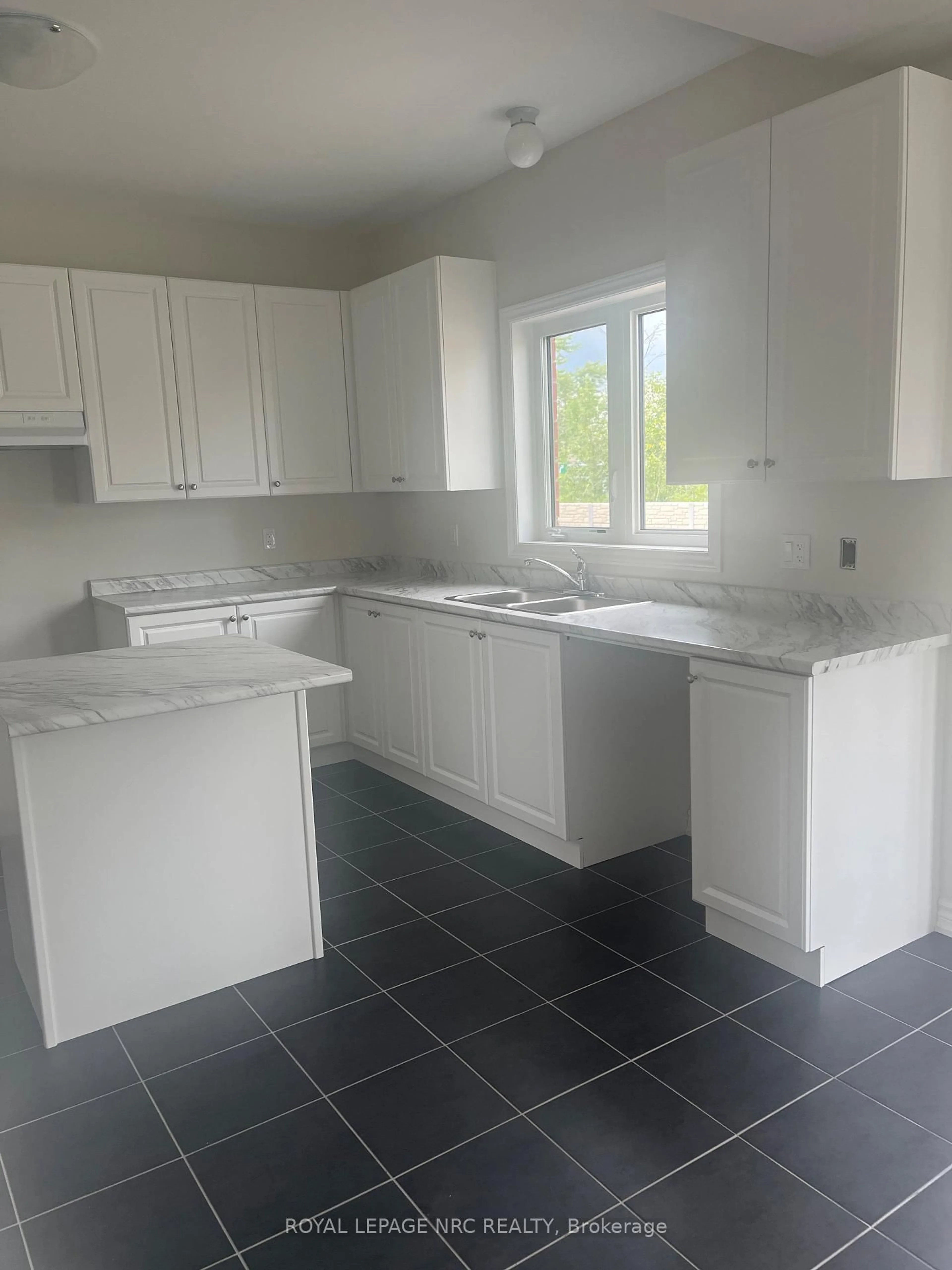 Standard kitchen, ceramic/tile floor for 132 PALACE St, Thorold Ontario L2V 3P4