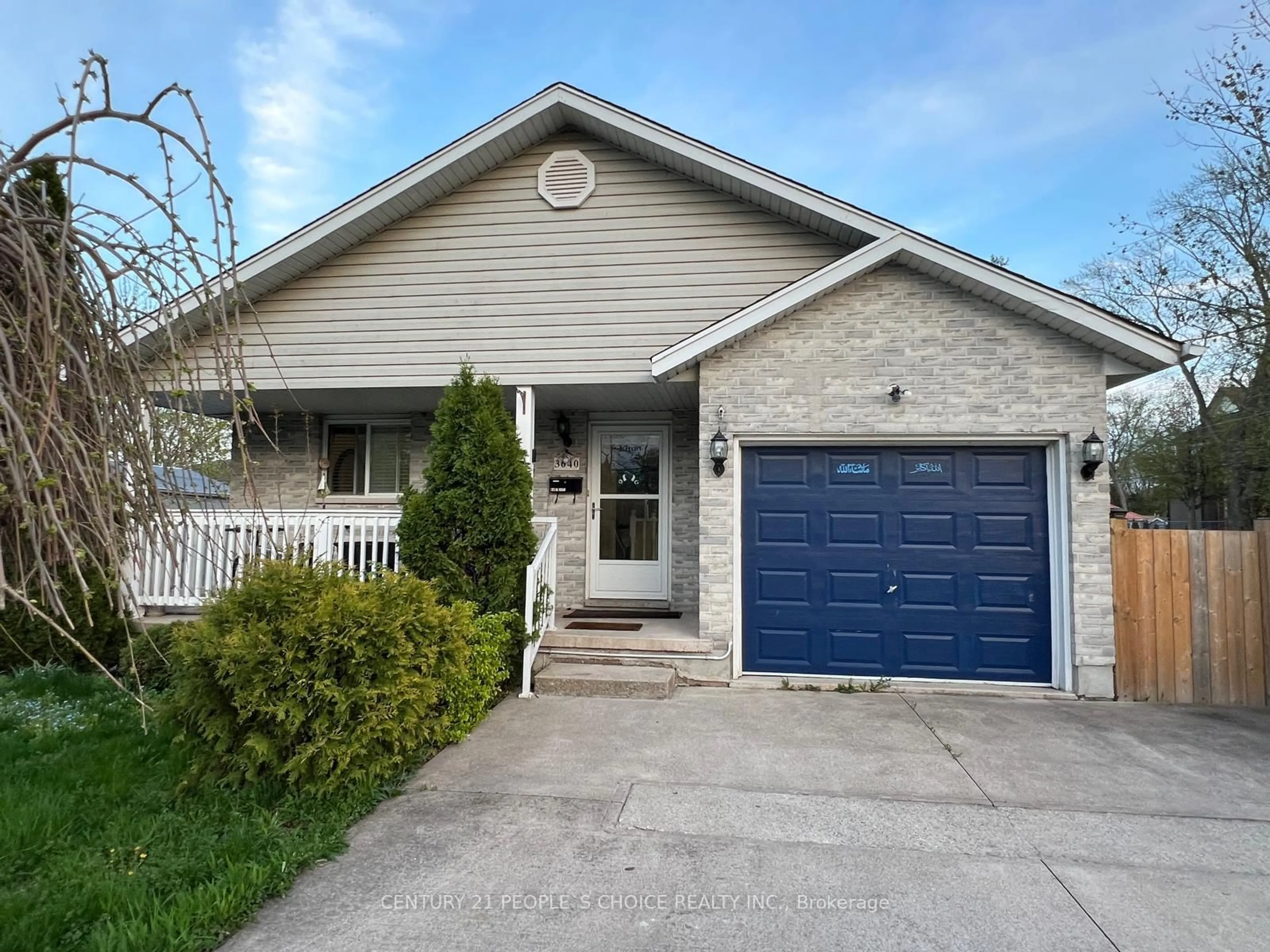 Home with vinyl exterior material, street for 3640 Aberdeen St, Niagara Falls Ontario L2G 7X4