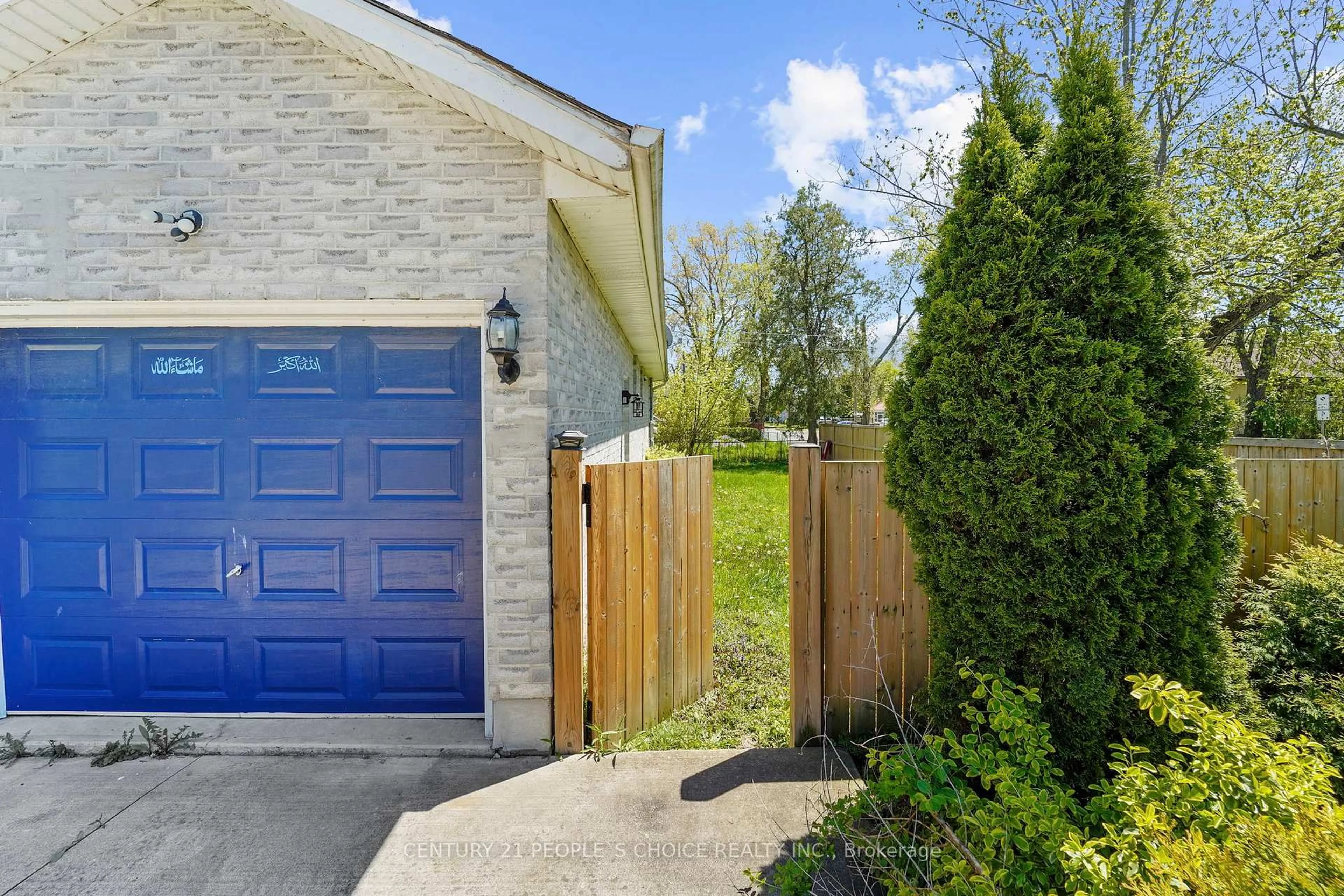 A pic from outside/outdoor area/front of a property/back of a property/a pic from drone, street for 3640 Aberdeen St, Niagara Falls Ontario L2G 7X4
