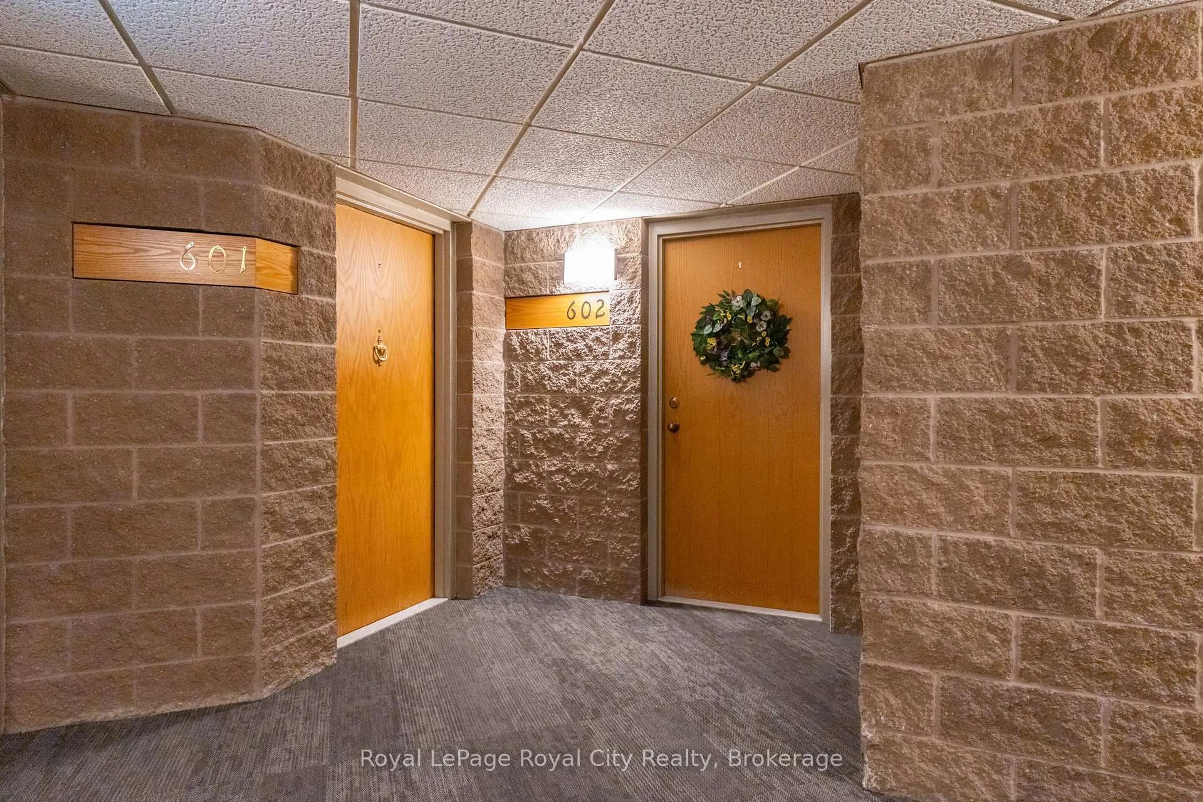 Indoor foyer for 8 Christopher Crt #601, Guelph Ontario N1G 4N7