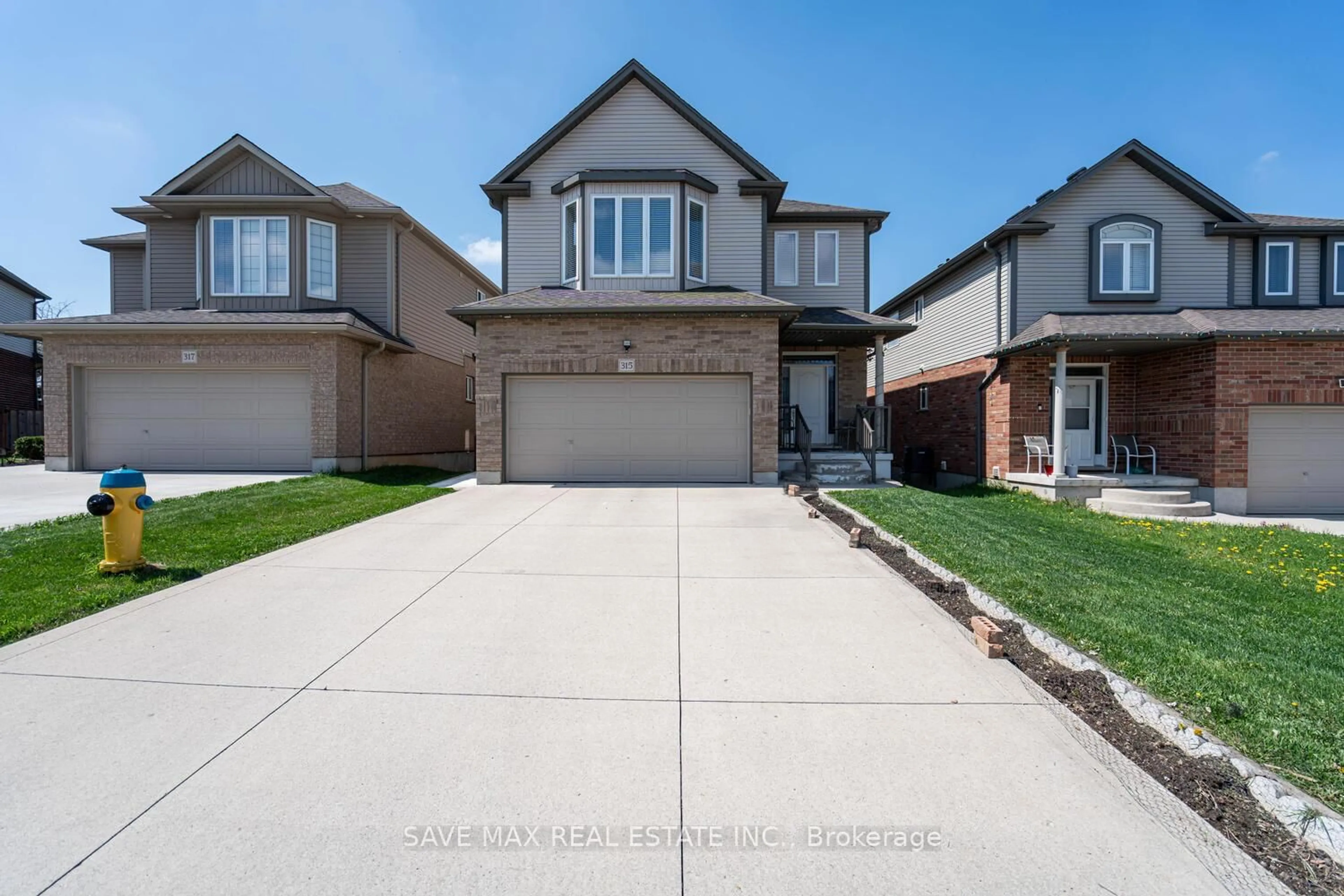 Home with vinyl exterior material, street for 315 Thornhill Pl, Waterloo Ontario N2T 0A9