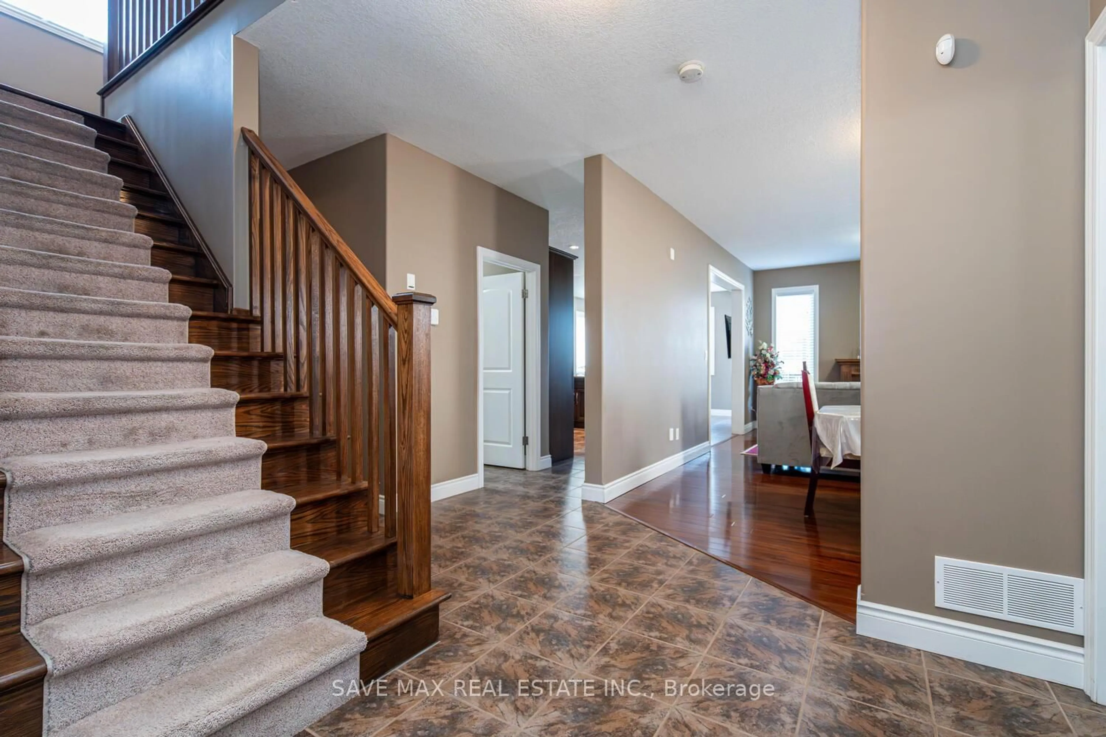 Indoor entryway for 315 Thornhill Pl, Waterloo Ontario N2T 0A9