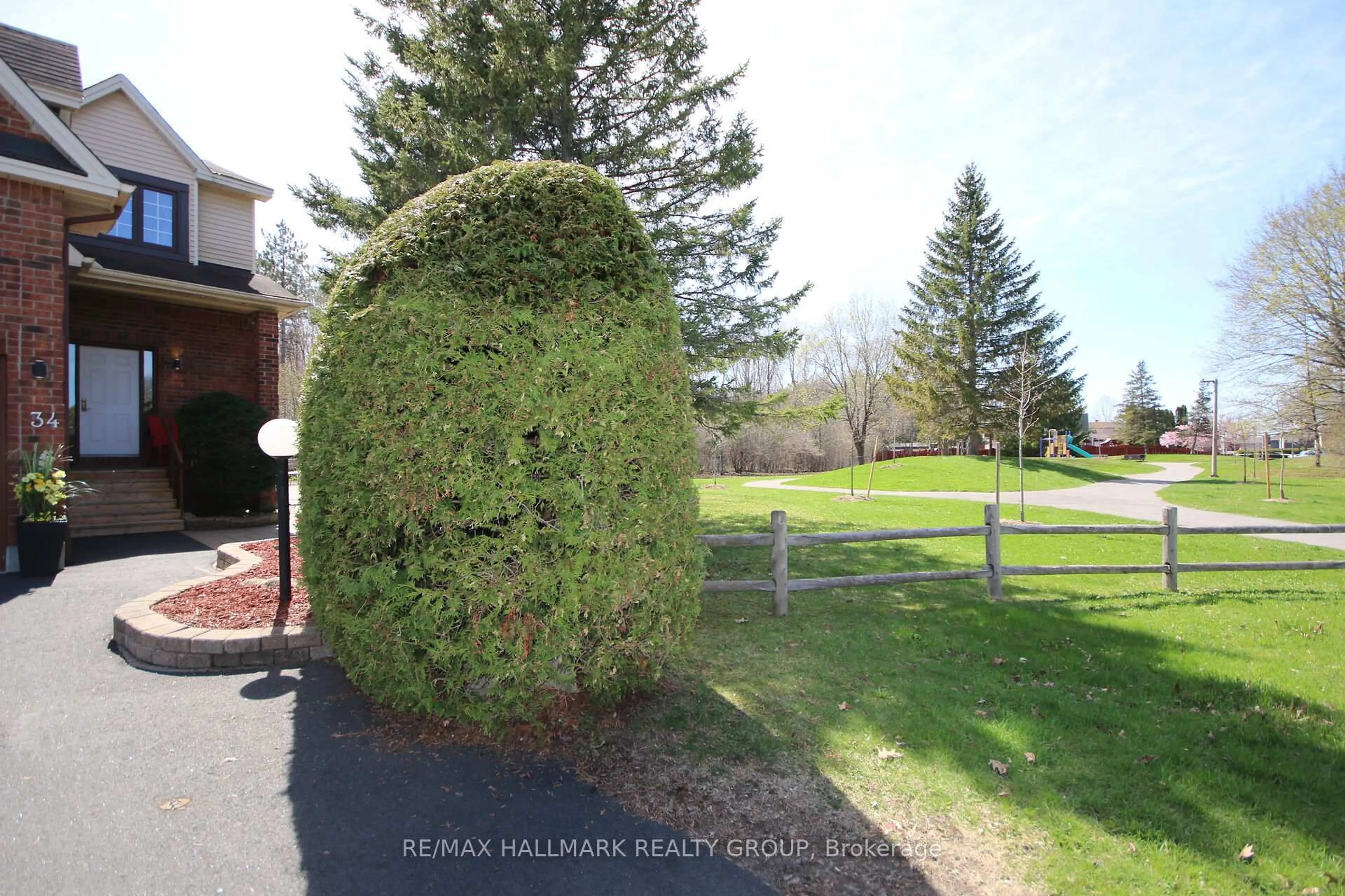 A pic from outside/outdoor area/front of a property/back of a property/a pic from drone, street for 34 Florizel Ave, Ottawa Ontario K2H 9R2