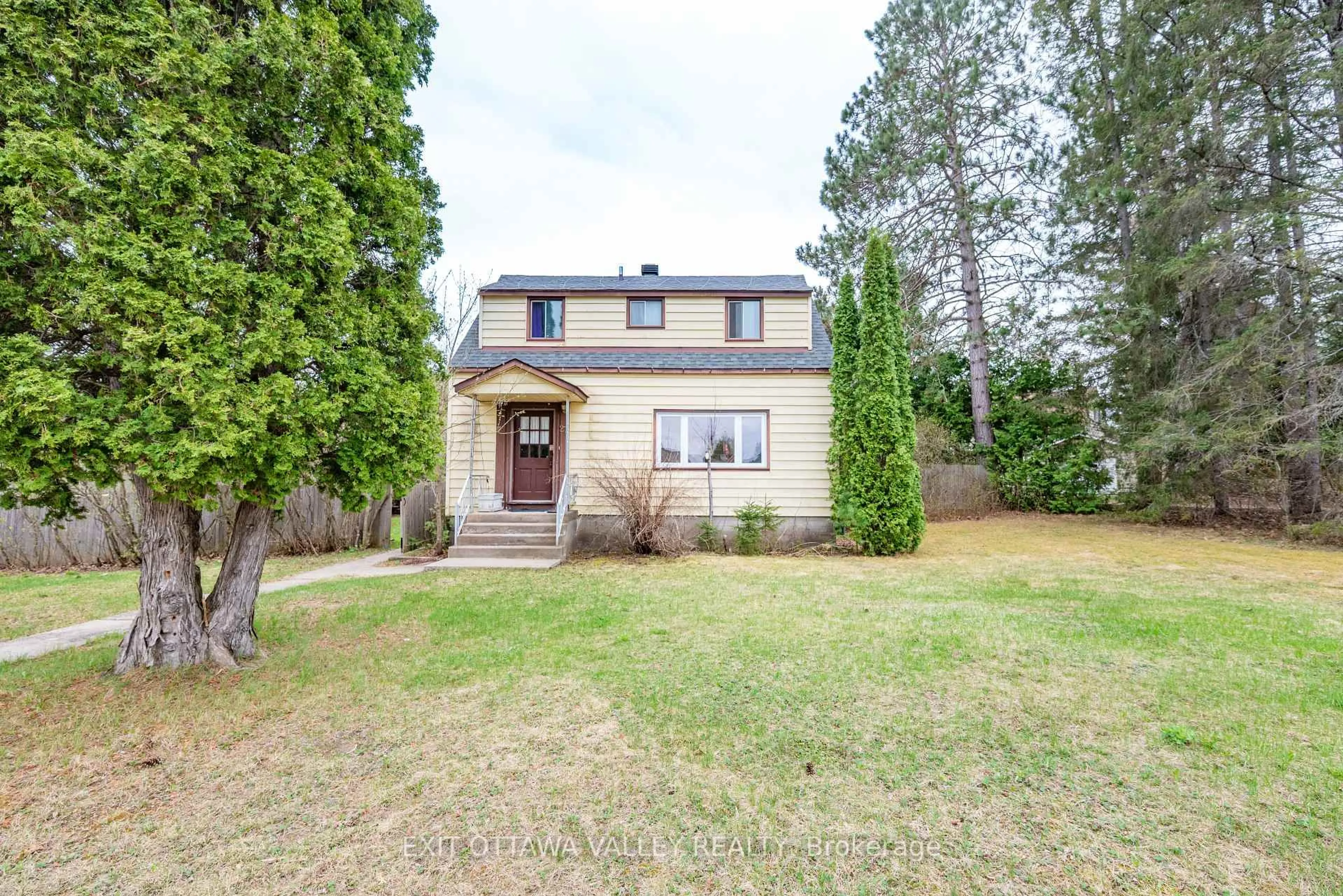 A pic from outside/outdoor area/front of a property/back of a property/a pic from drone, street for 27 Laurentian St, Deep River Ontario K0J 1P0