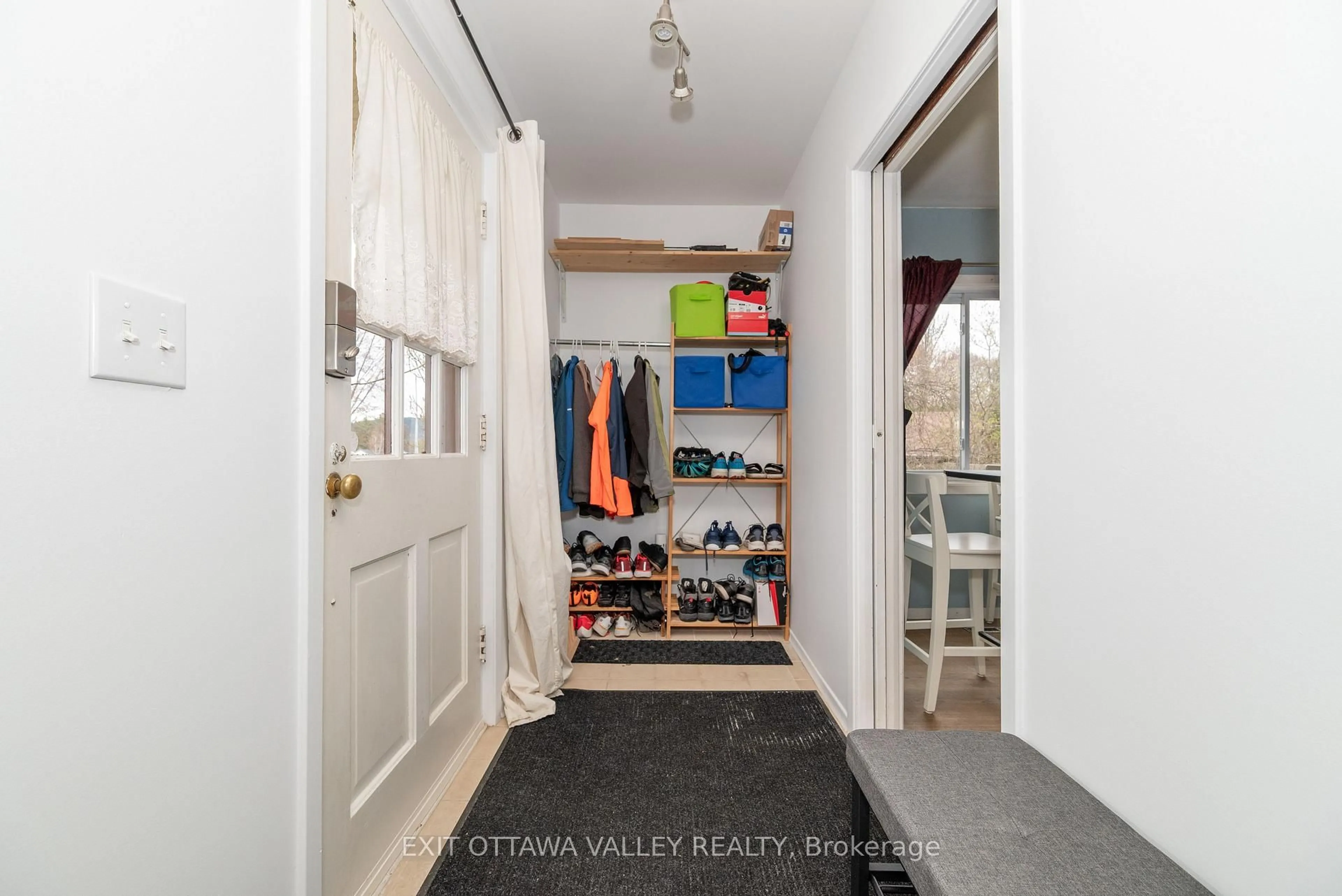 Indoor entryway for 27 Laurentian St, Deep River Ontario K0J 1P0