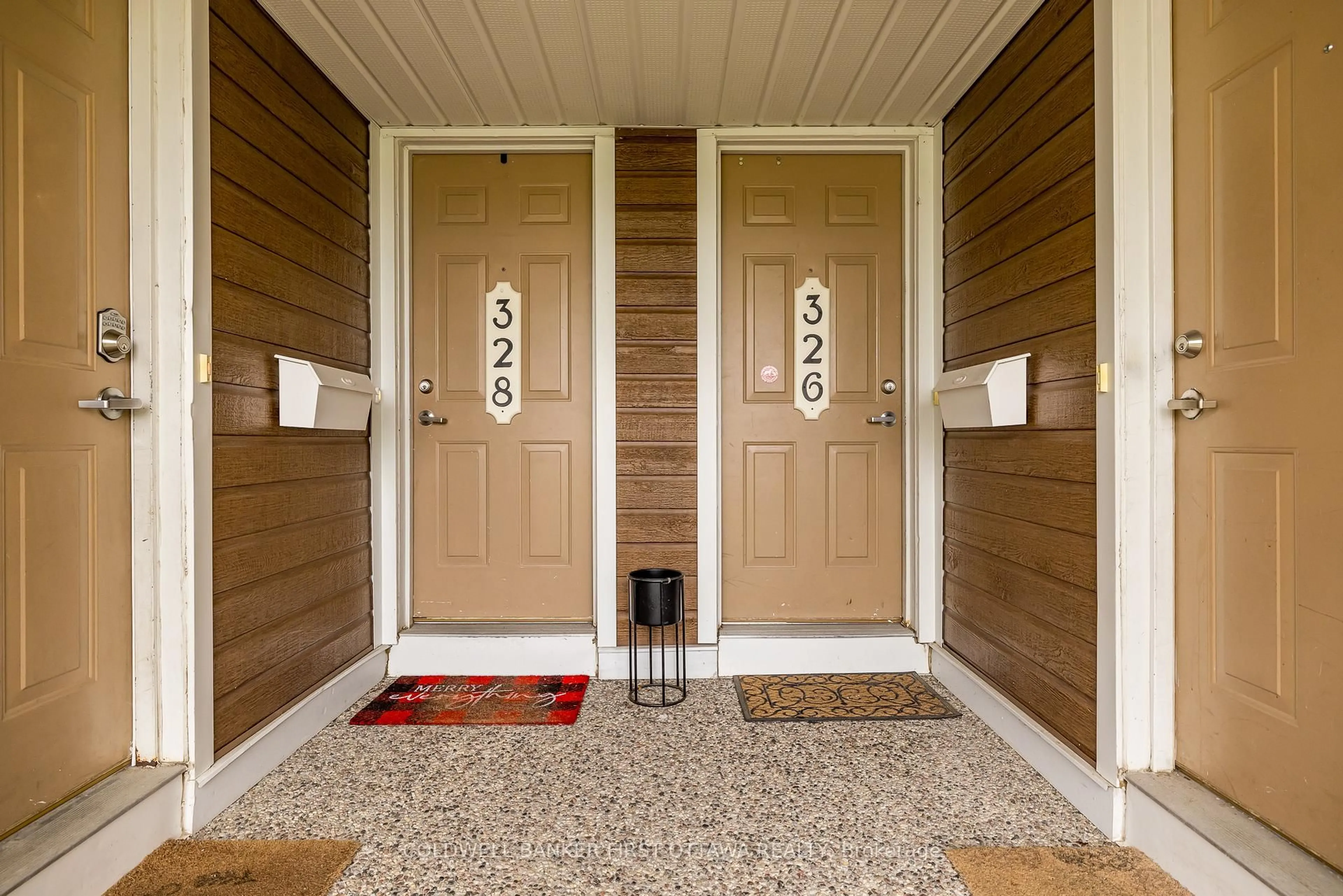 Indoor entryway for 326 Crownridge Dr, Ottawa Ontario K2M 3A5